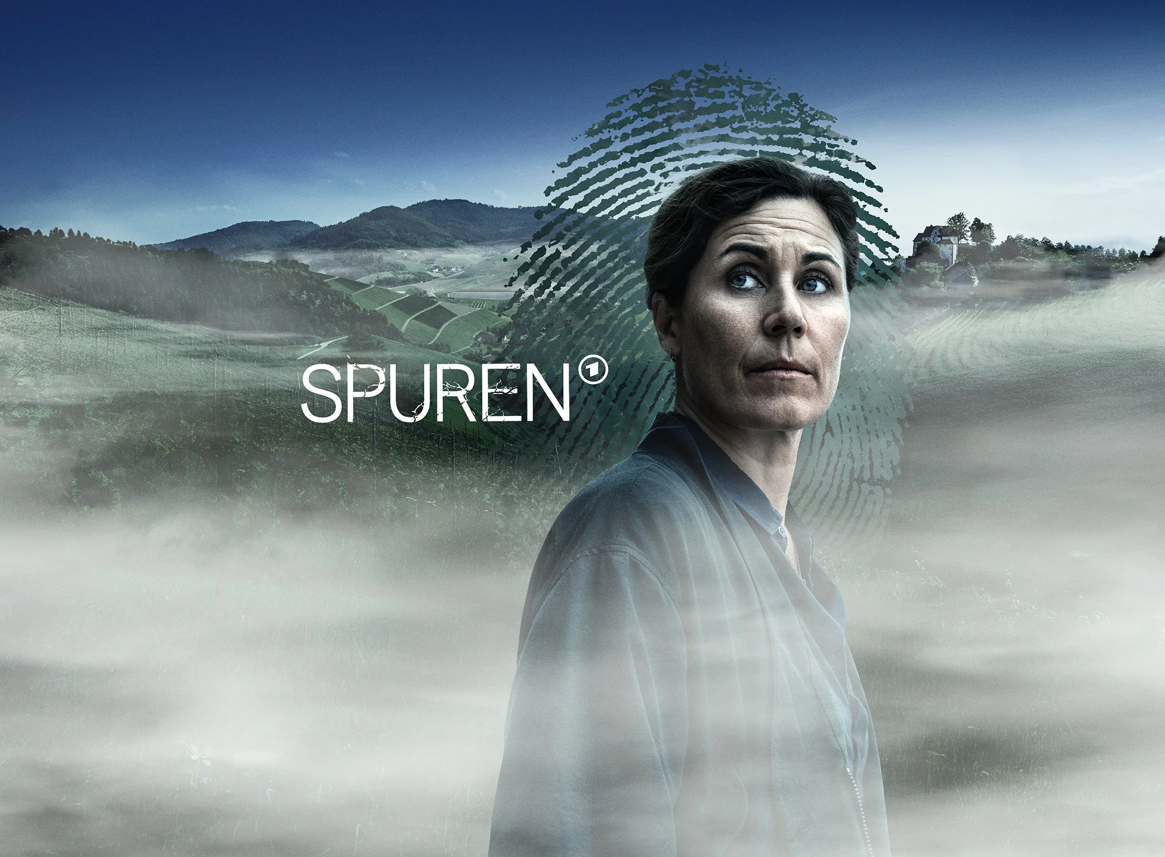 Ermittlerin vor nebliger Schwarzwaldlandschaft mit grünem Fingerabdruck, NDR/ARD Spuren – Composing von Bildergut.