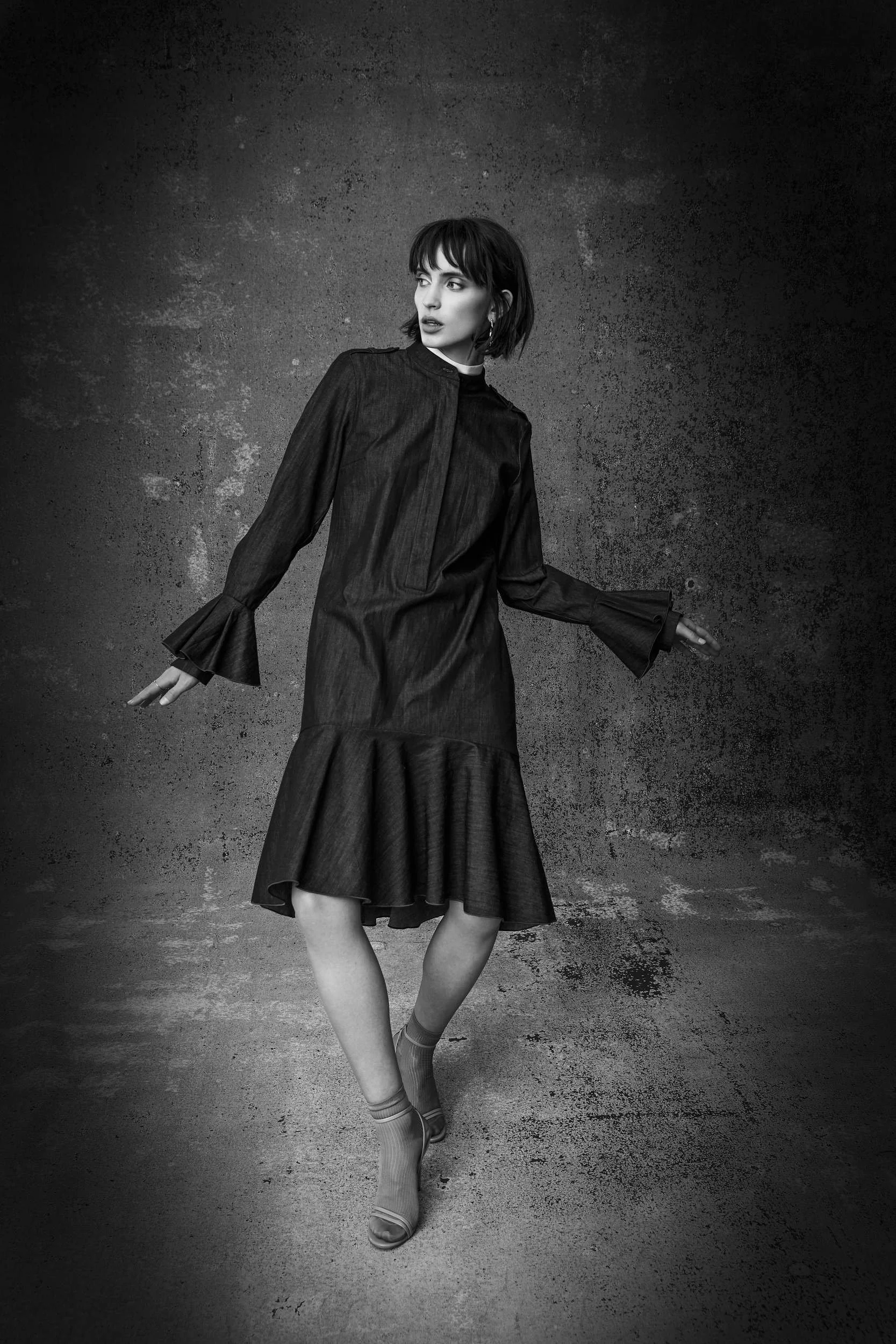 Hellmuth Lookbook 2019: Schwarzweiß-Aufnahme im Look KIMMY, Volantkleid in Tanzpose