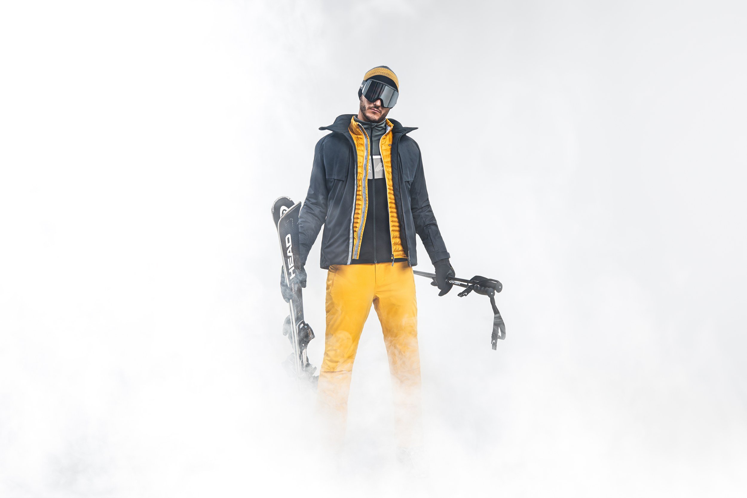 Skifahrer in gelber Hose im Nebel