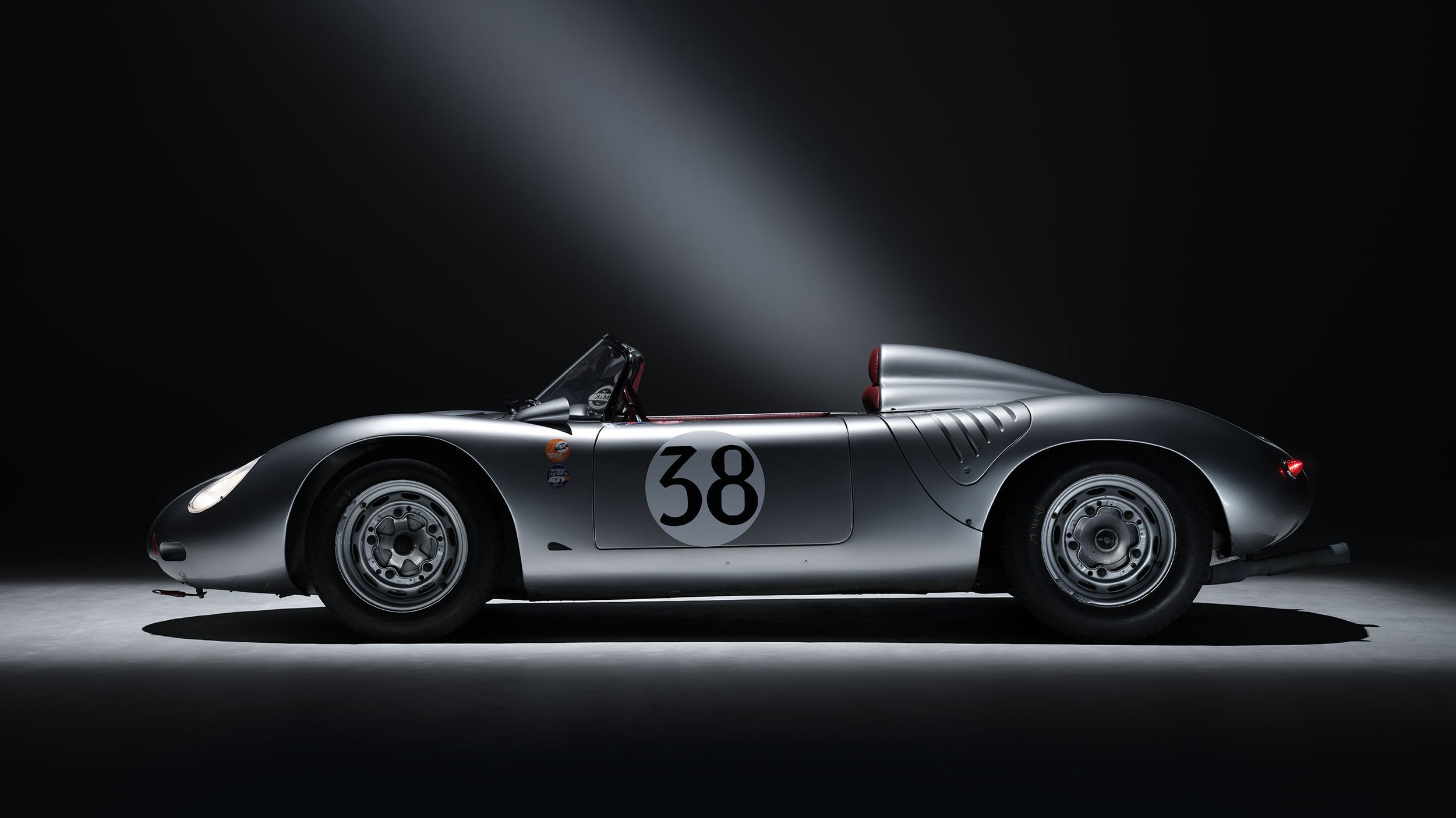 Porsche 718 RS 60 Spyder von 1960 in der Seitenansicht, Lichtkegel im Studio, fotografiert von Rene Staud