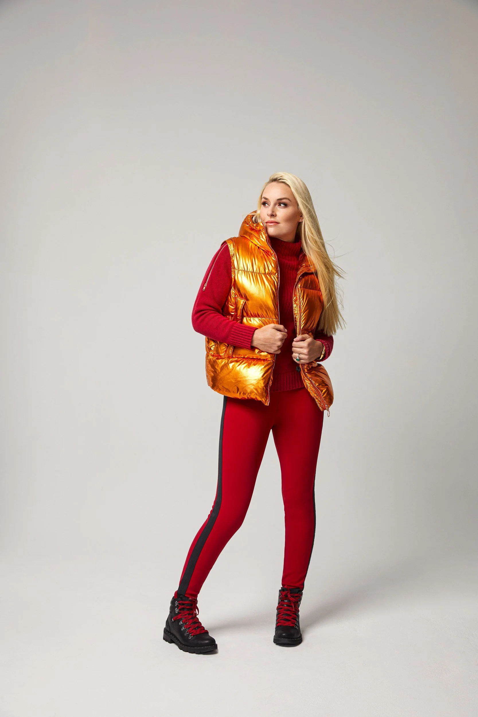 Ganzkörper in orangefarbener Weste und roter Skihose