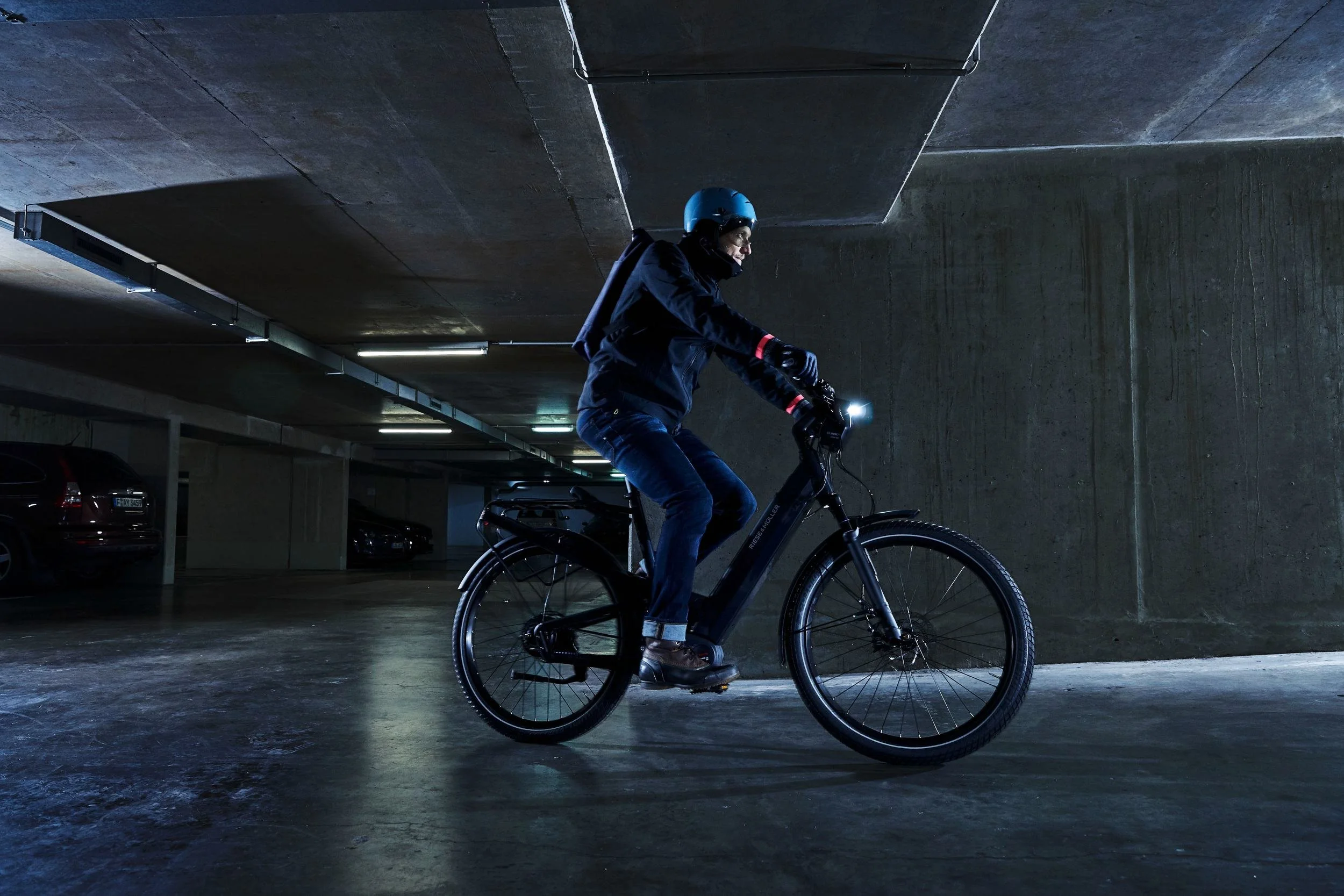 E-Bike-Fahrt durch die Tiefgarage mit eingeschaltetem Licht