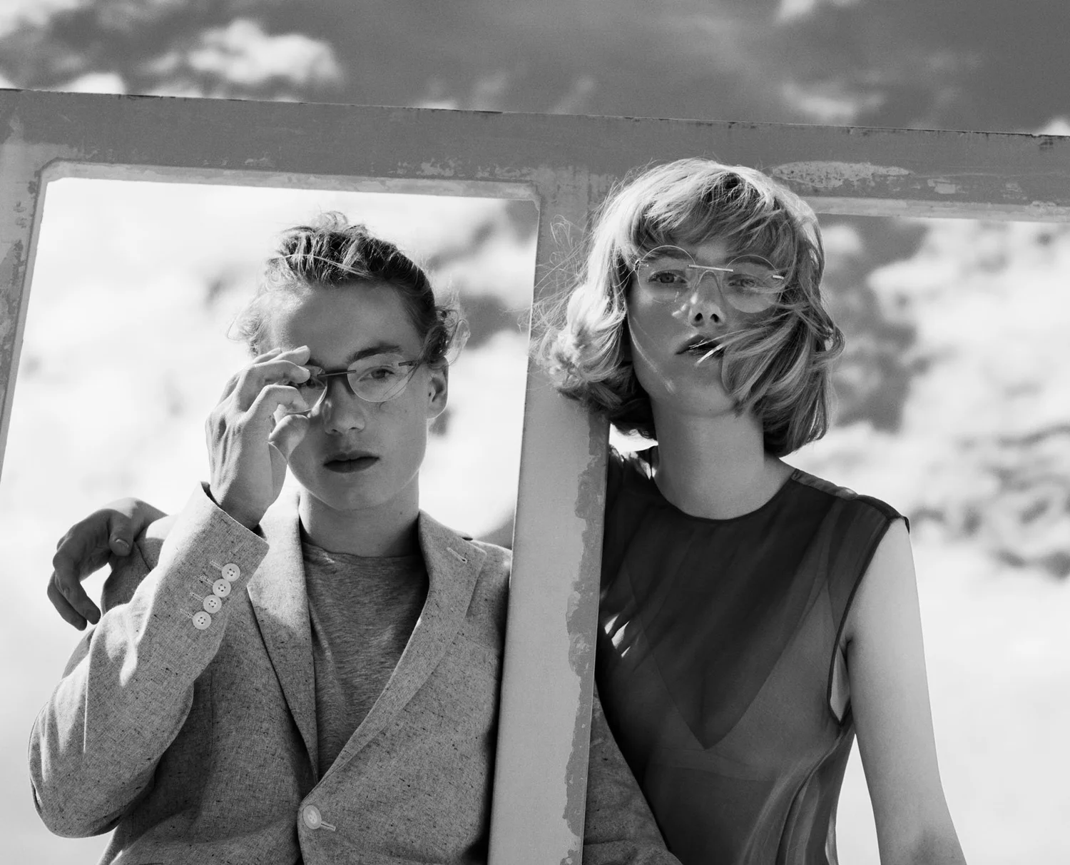 Andy Wolf White Heat, Schwarzweiss-Duo vor Wolkenhimmel