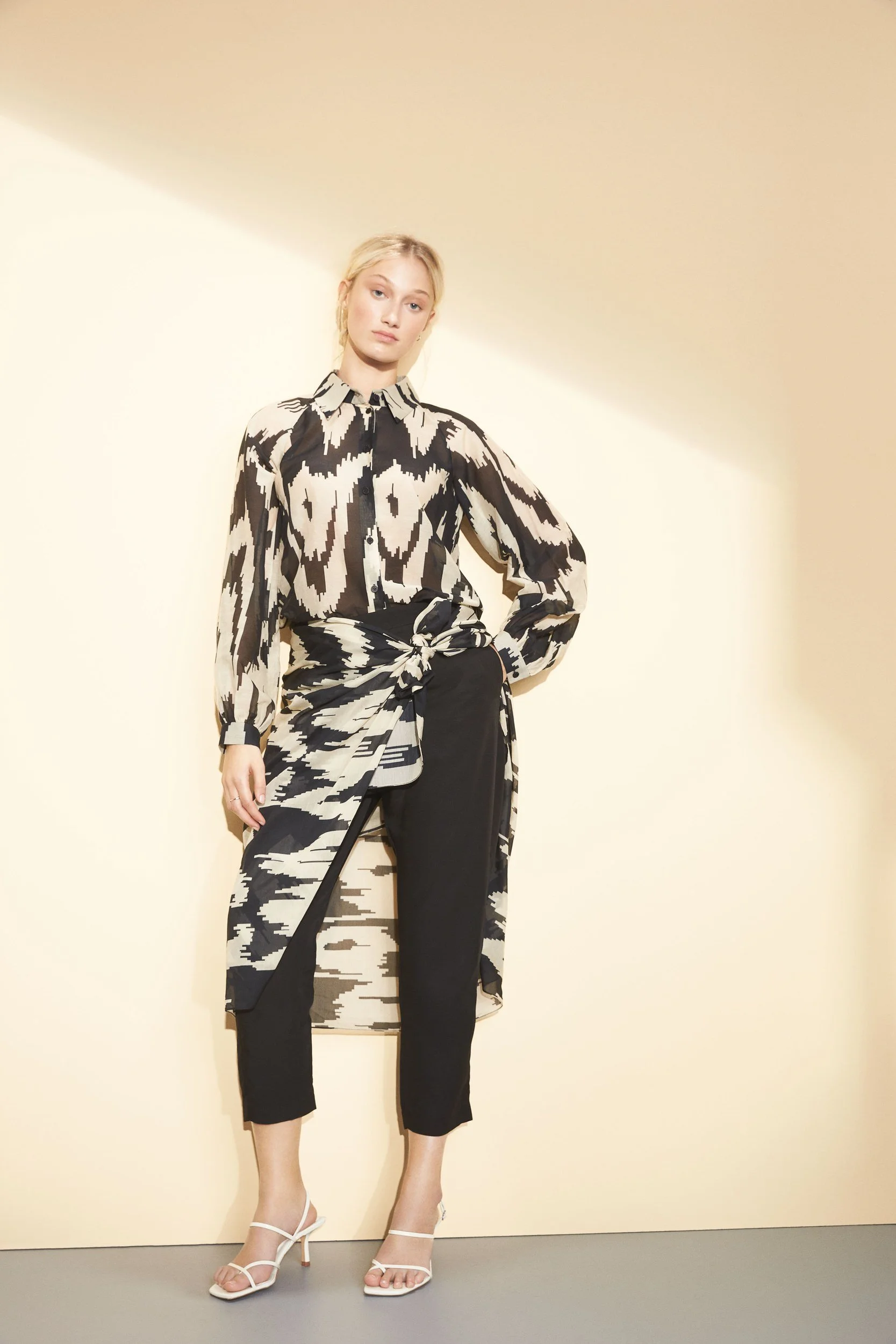 Hellmuth Lookbook SS20: Longbluse BETTY mit Ikat-Print über schwarzer Hose