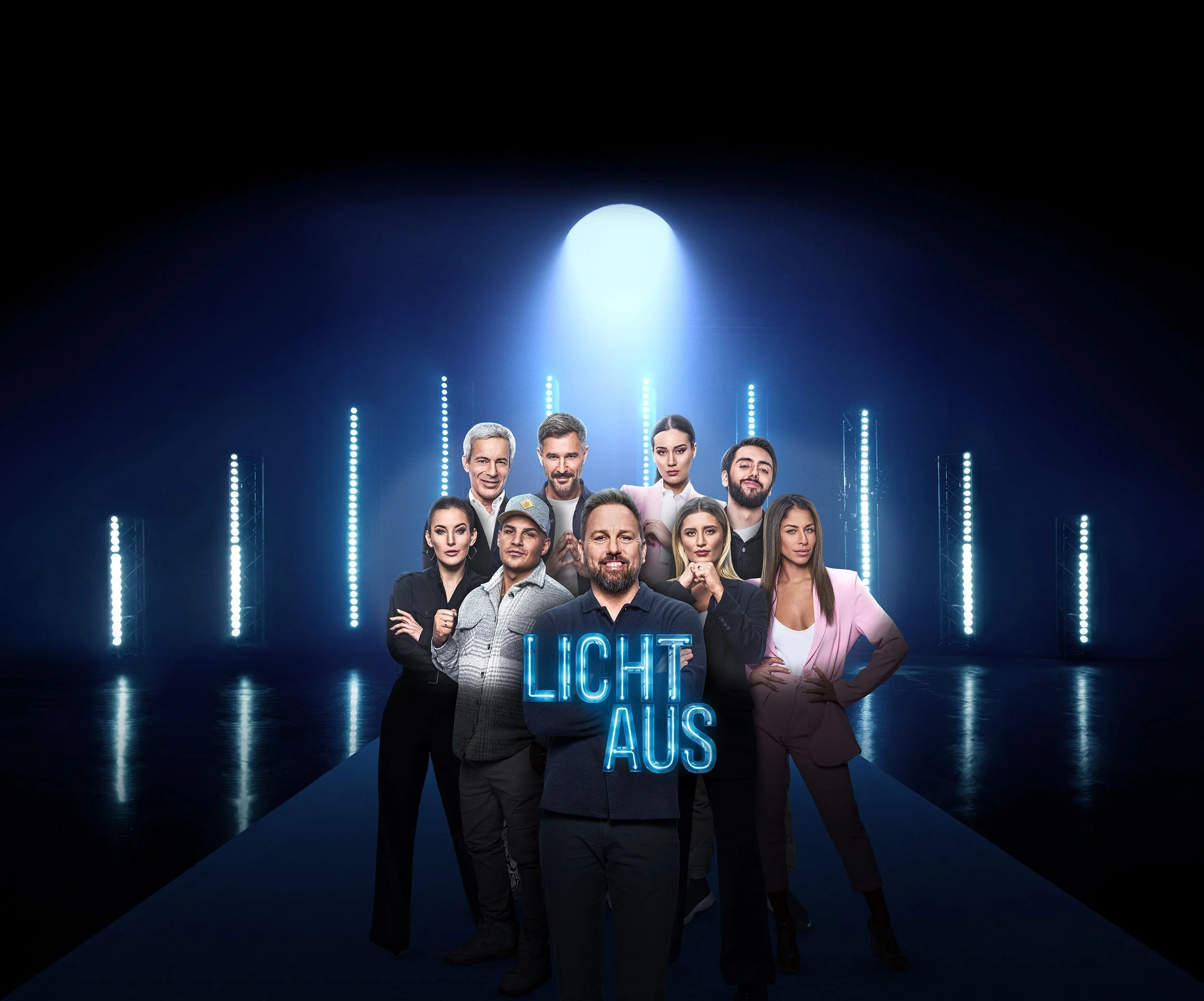 Star-Ensemble unter Scheinwerferkegel auf dunklem Laufsteg, RTL+ Licht Aus – Composing von Bildergut.
