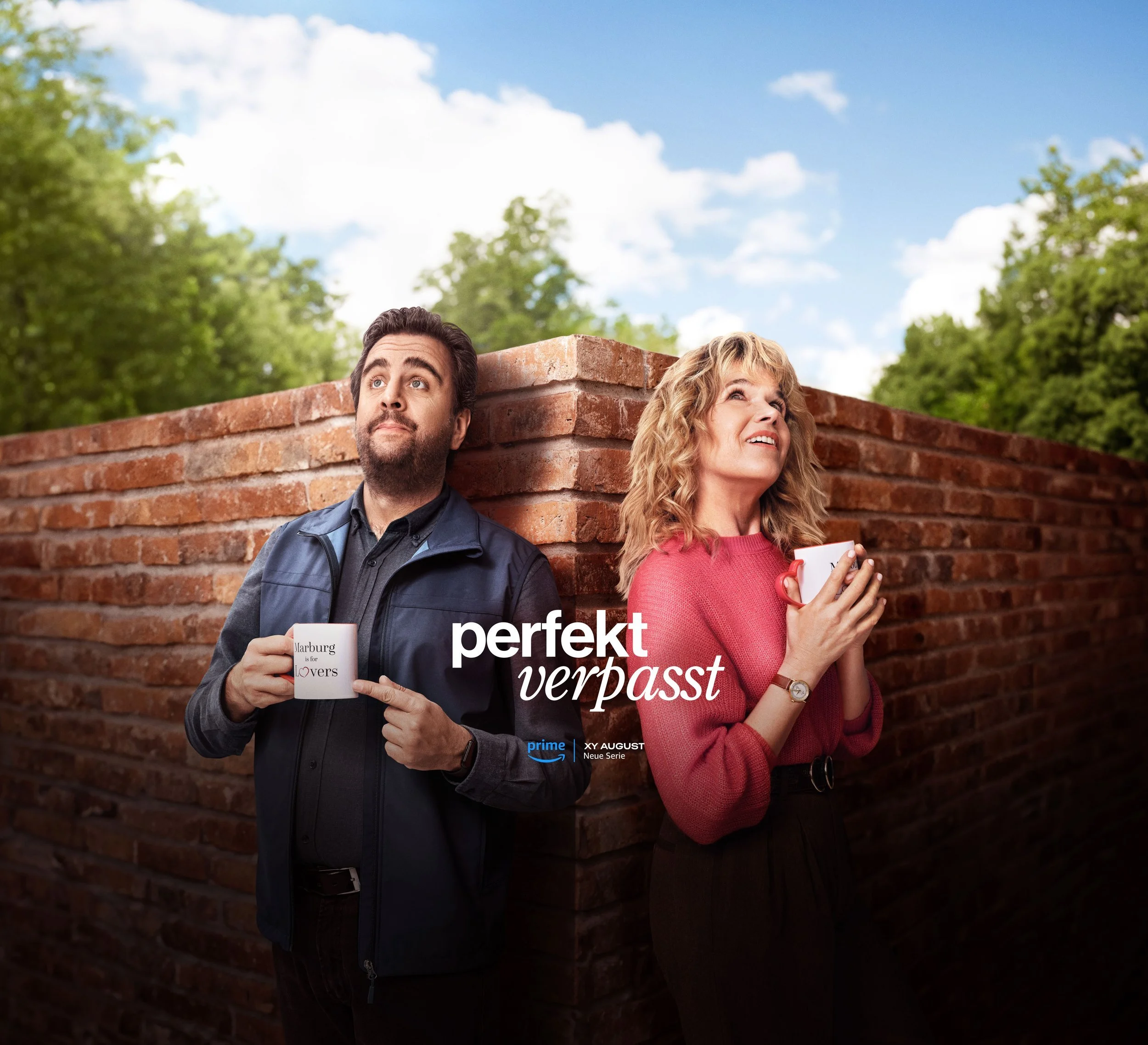 Mann und Frau Rücken an Rücken an Ziegelmauer mit Kaffeetassen, Amazon Prime Perfekt Verpasst – Retusche von Bildergut.