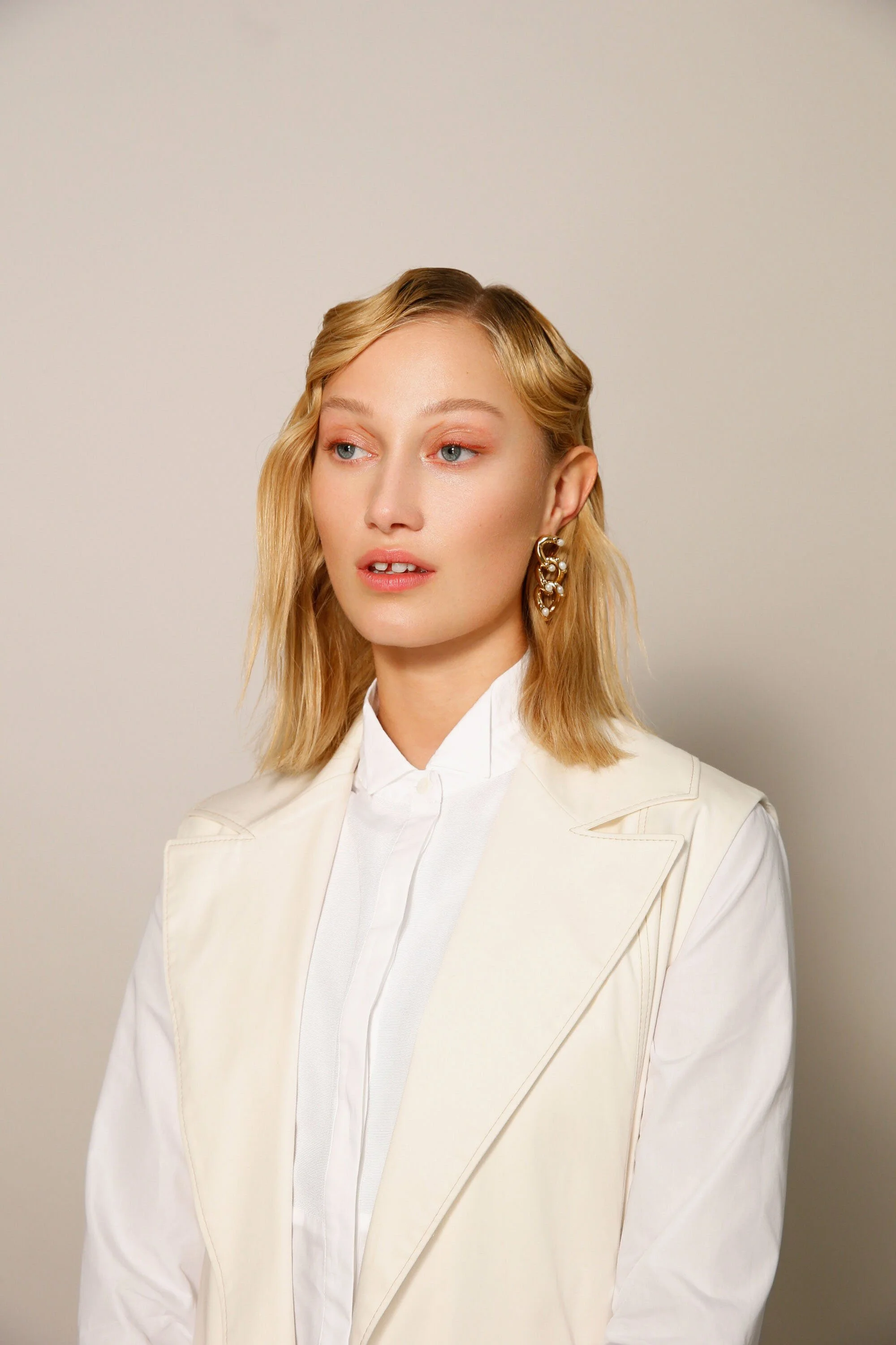 Blondes Model im hellblauen Karo-Anzug im Studio, Lookbook Natalia Kerstin Filippa – Retusche Bildergut.