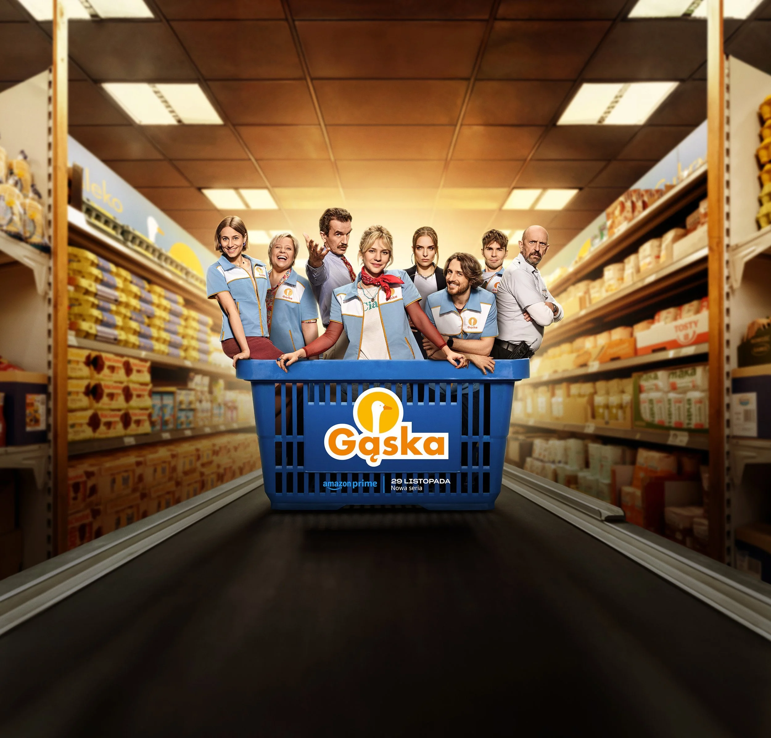 Key-Visual Gąska mit Cast in blauem Einkaufskorb im Supermarkt für Amazon Prime – Composing Bildergut.