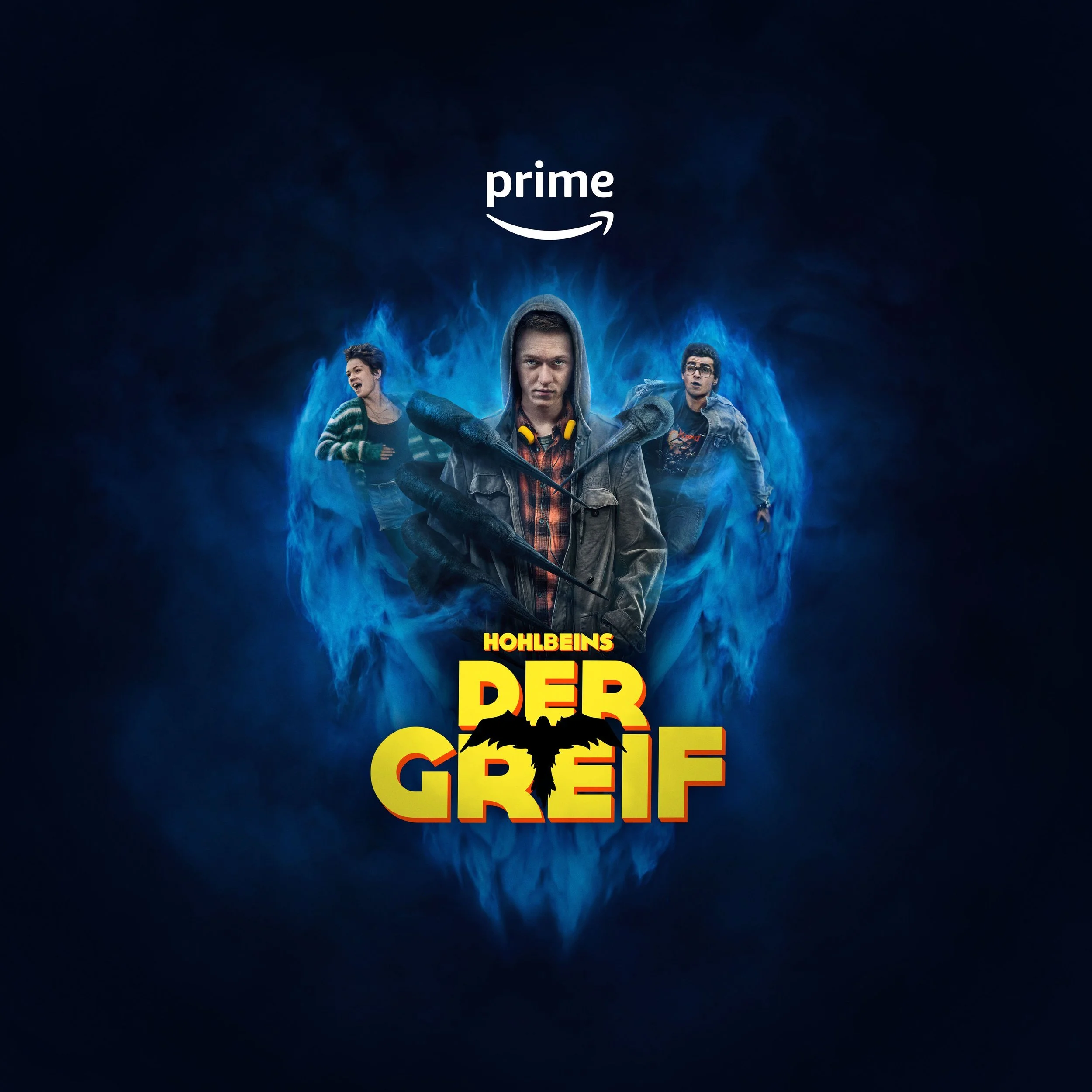 Junger Held mit Kapuze, umflammt von blauem Feuer und Greifenschwingen, Amazon Prime Der Greif – Composing von Bildergut.