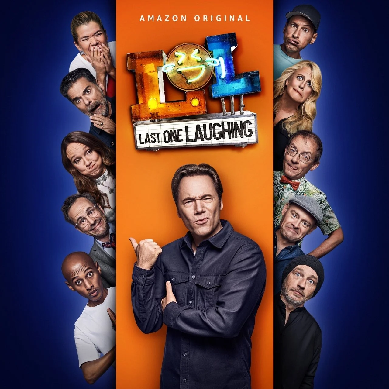 Comedian-Ensemble vor blauem Grund um das LOL-Logo, Key Art zu Last One Laughing Vol. 1 – Composing Bildergut.