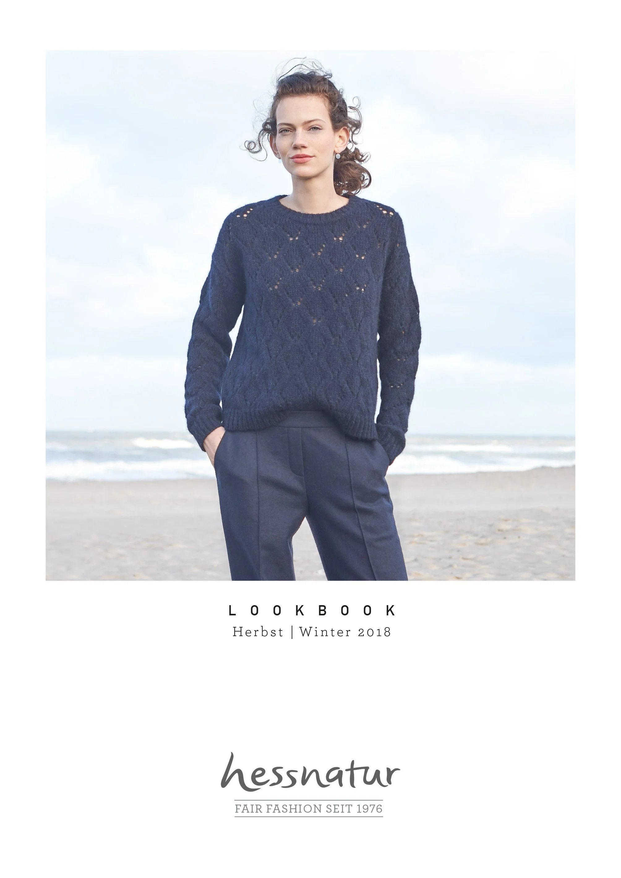 Frau im grauen Wollmantel und grünen Kleid am windigen Strand, Lookbook FW 2018 für Hess Natur – Retusche Bildergut.