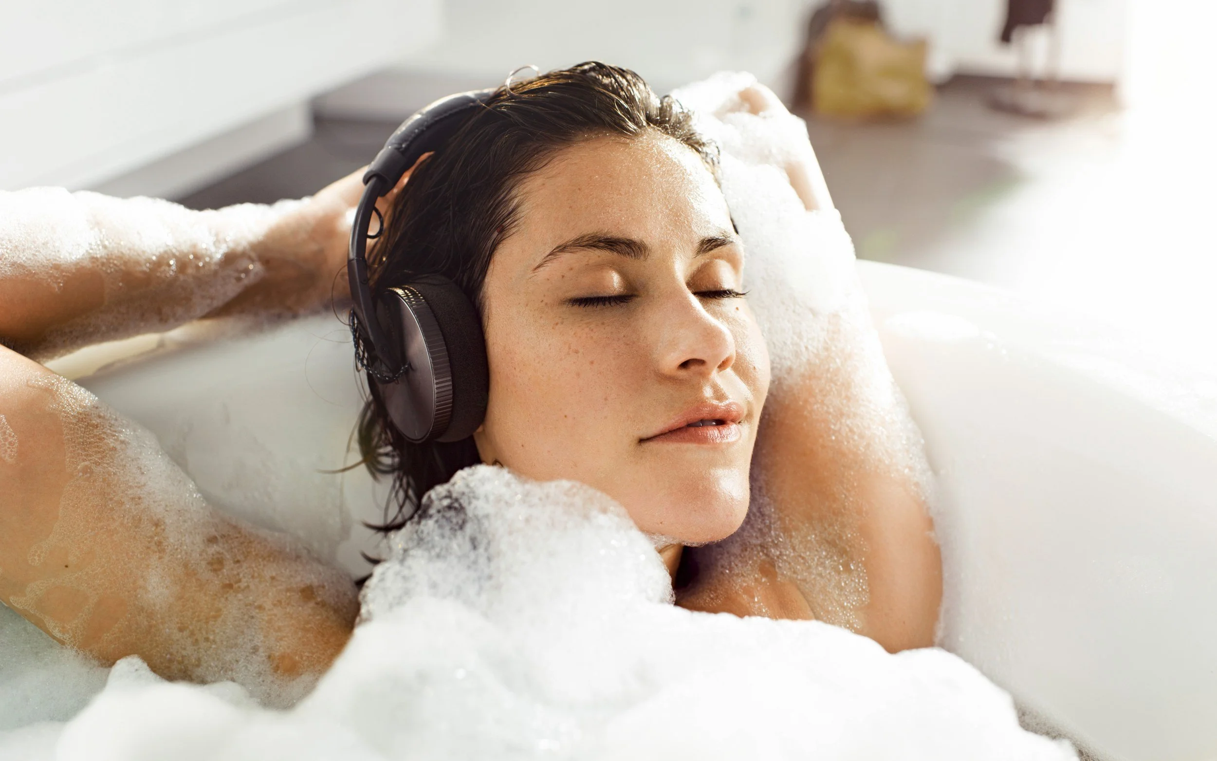 Entspannt mit Kopfhörern in der Badewanne