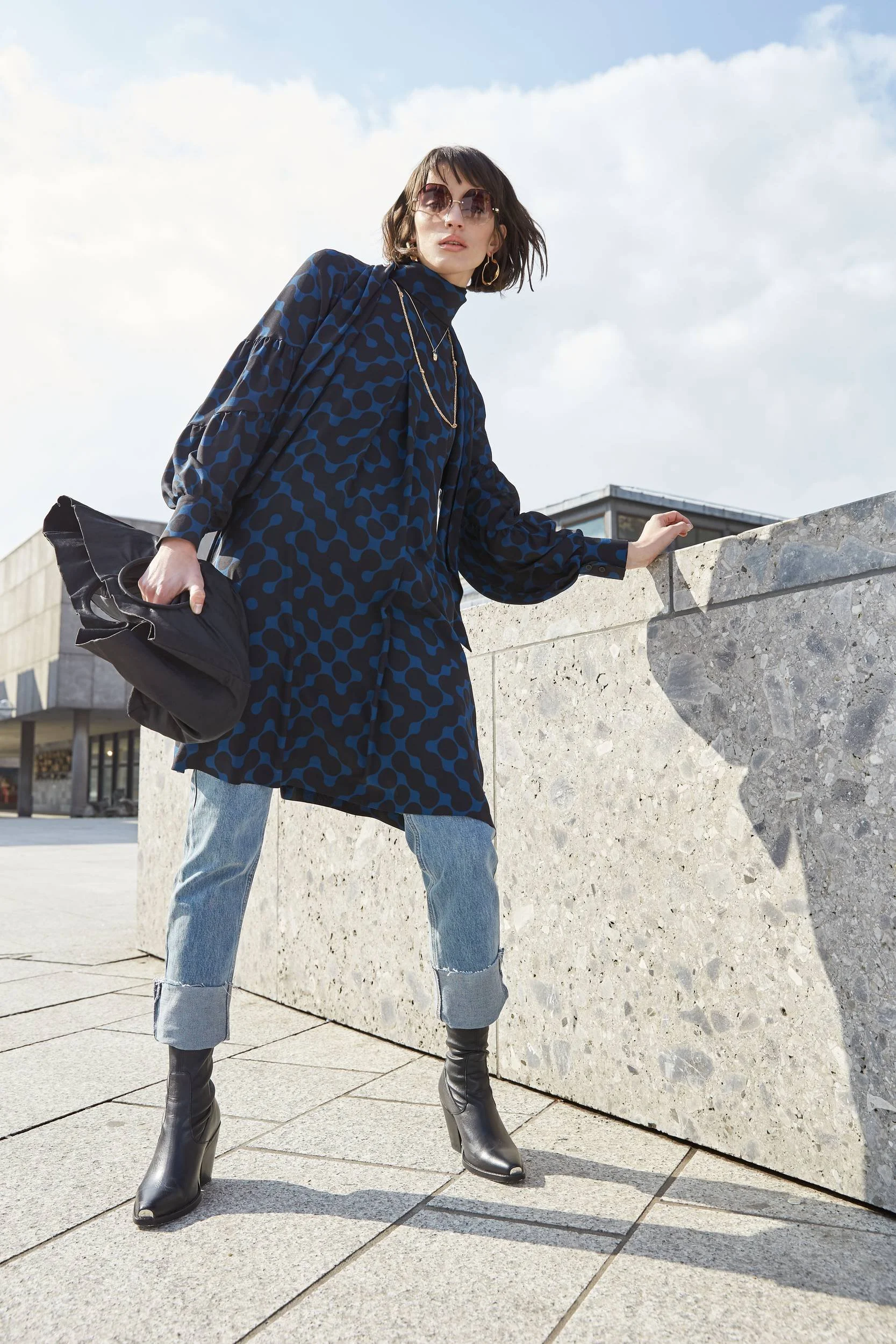 Hellmuth Lookbook 2019: dunkelblaues Punktmuster-Kleid KUDO über Jeans, Stiefeletten