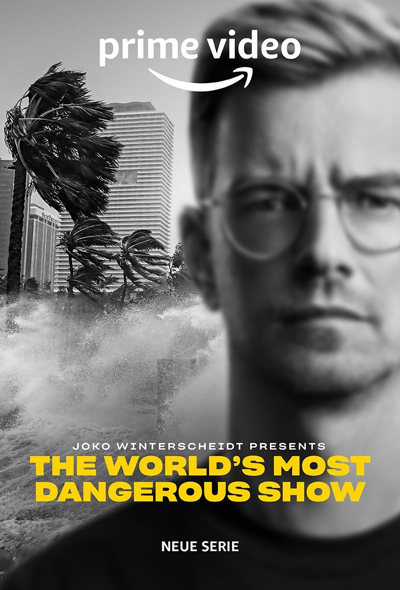 Joko Winterscheidt vor Sturm mit Wellen und Palmen, Schwarz-Weiß mit Gelb, Amazon Prime The World's Most Dangerous Show – Composing Bildergut.