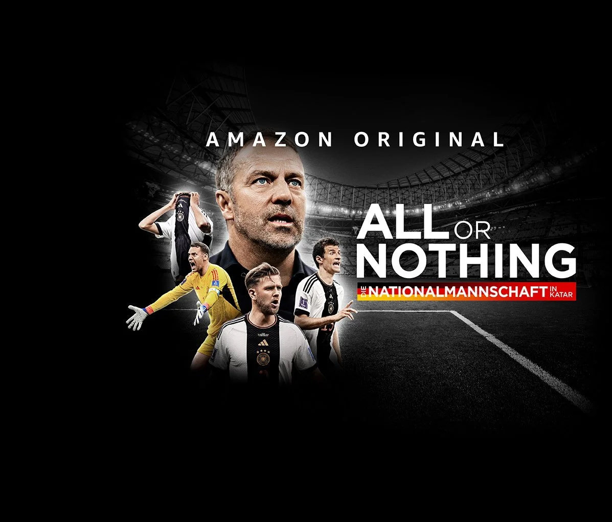 Bundestrainer und DFB-Spieler im Stadion, Schwarz-Weiß, Amazon Prime All or Nothing Die Nationalmannschaft in Katar – Composing Bildergut.