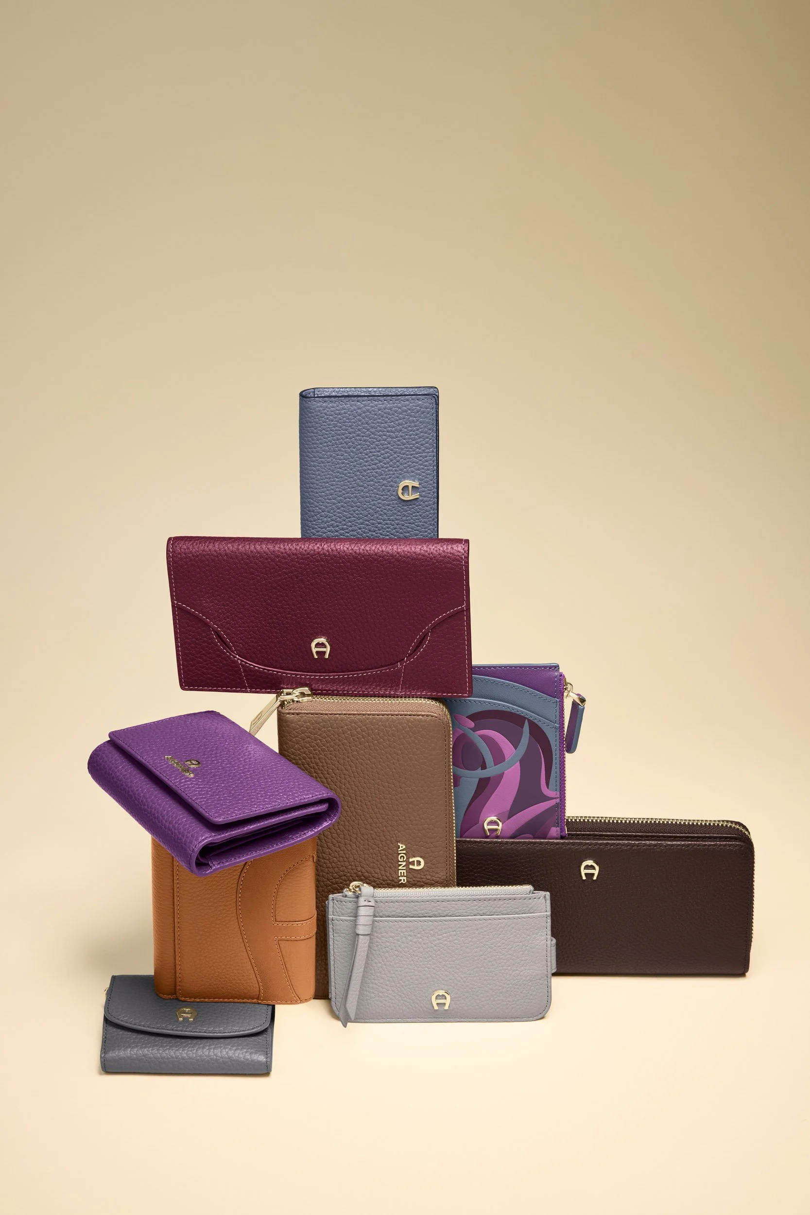 AIGNER Fall-Winter 2026: Börsen und Kleinlederwaren in Violett, Bordeaux und Cognac