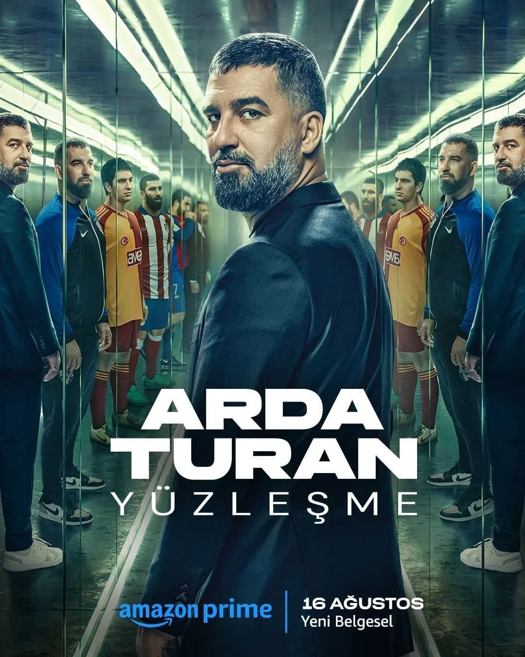 Arda Turan im Spiegelkabinett mit Trikot-Spiegelbildern seiner Karriere, Amazon Prime Yüzleşme – Composing von Bildergut.
