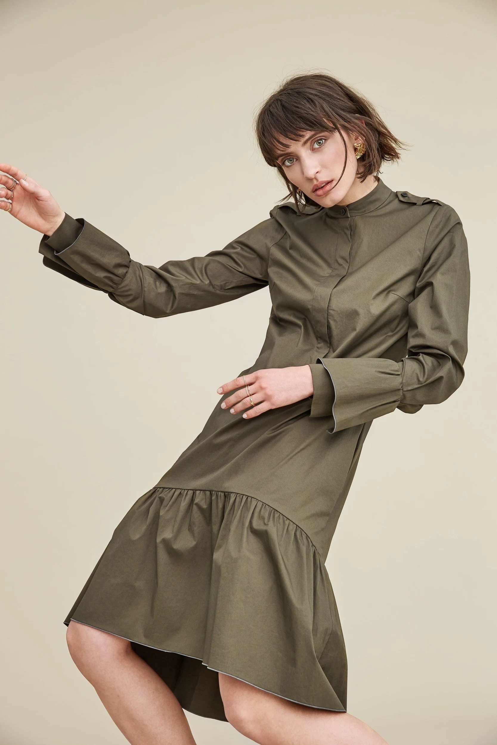 Hellmuth Lookbook 2019: olivgrünes Volantkleid KISHA im Studio