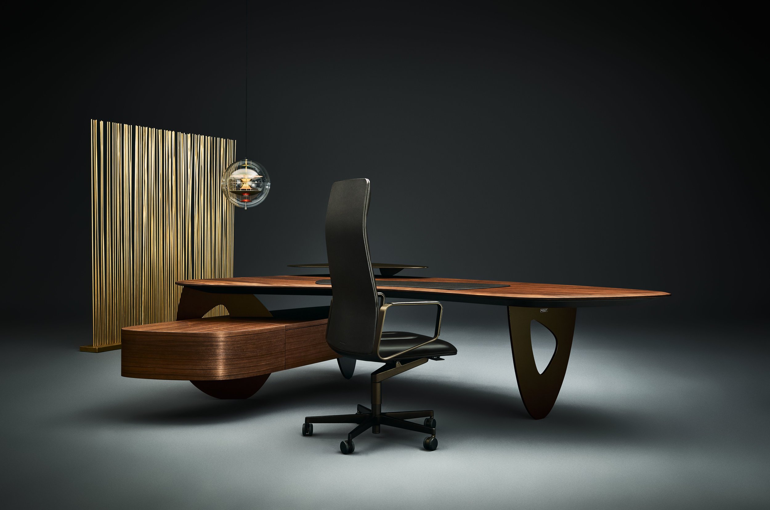 Designer-Schreibtisch aus Holz mit Lederstuhl im dunklen Studio, Tama Desk für Walter Knoll – Retusche Bildergut.