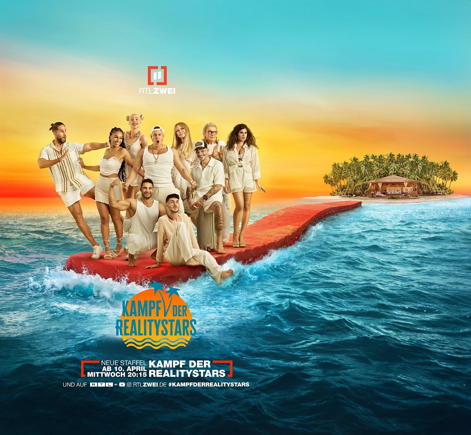 Realitystars in Weiß auf rotem Steg vor tropischer Insel bei Sonnenuntergang, RTLZWEI Kampf der Realitystars Staffel 5 – Composing Bildergut.