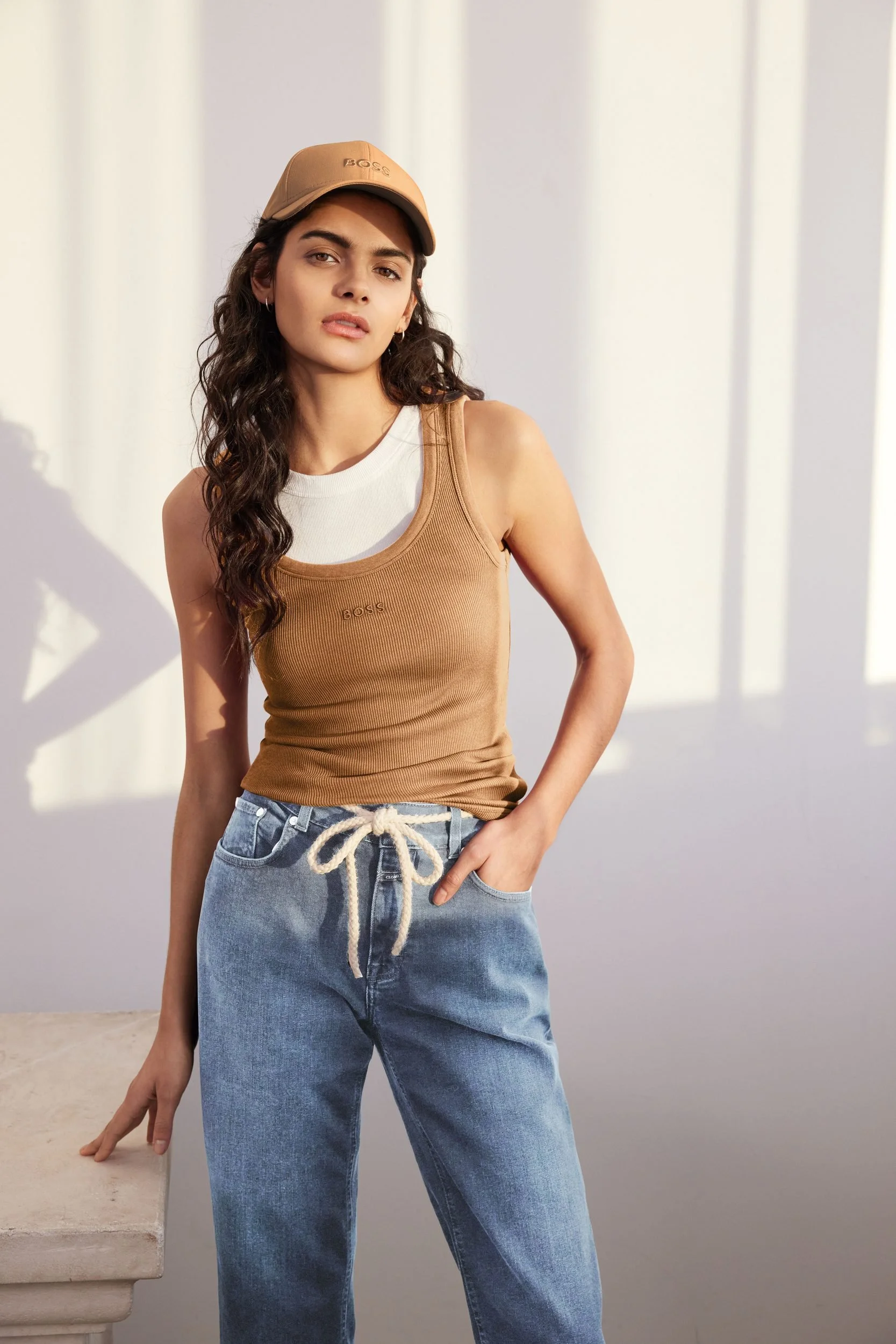 Modehaus Zinser Frühjahr-Sommer 2024: camelfarbenes Ripp-Top zu Jeans und Basecap