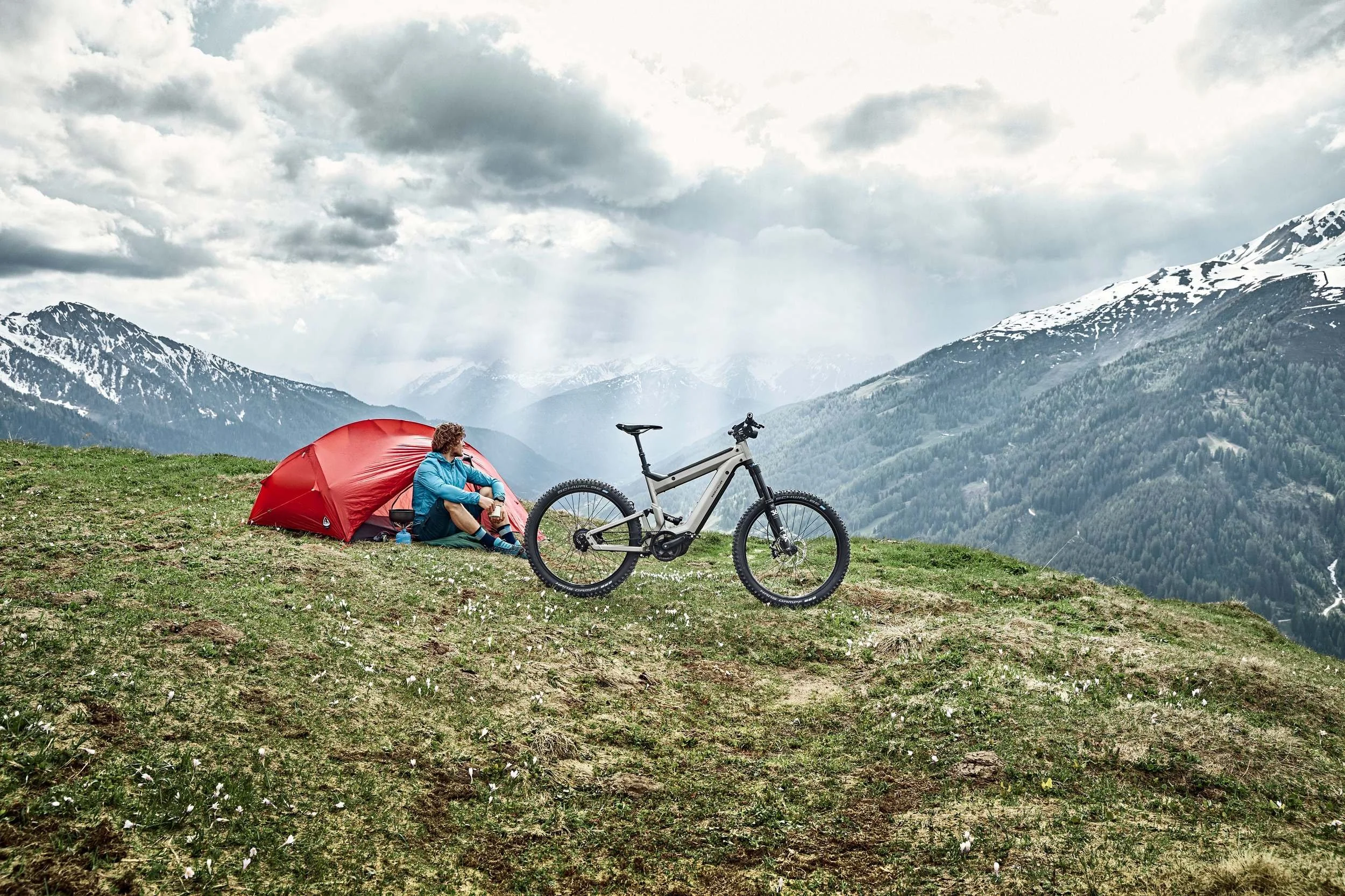 Rotes Zelt und E-Mountainbike beim Camp in den Bergen