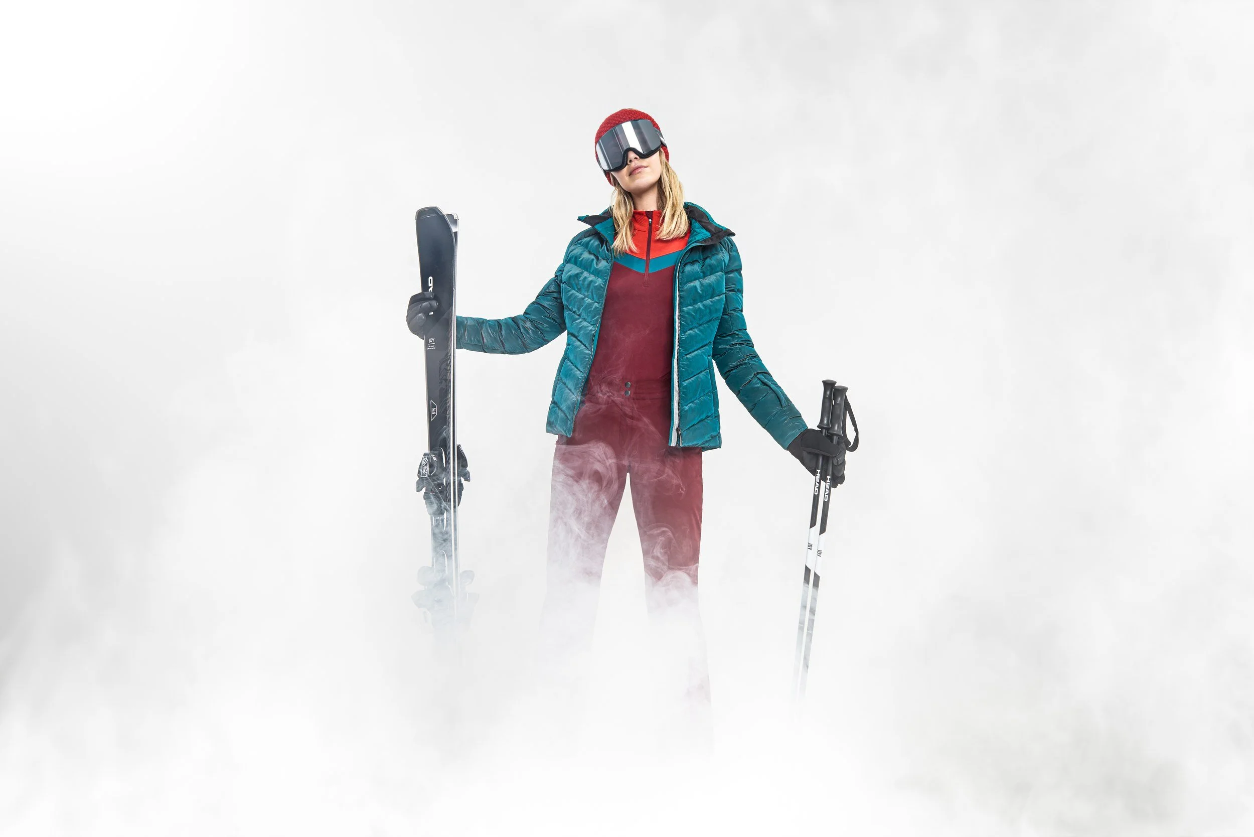 Skifahrerin mit Stöcken im weißen Nebel