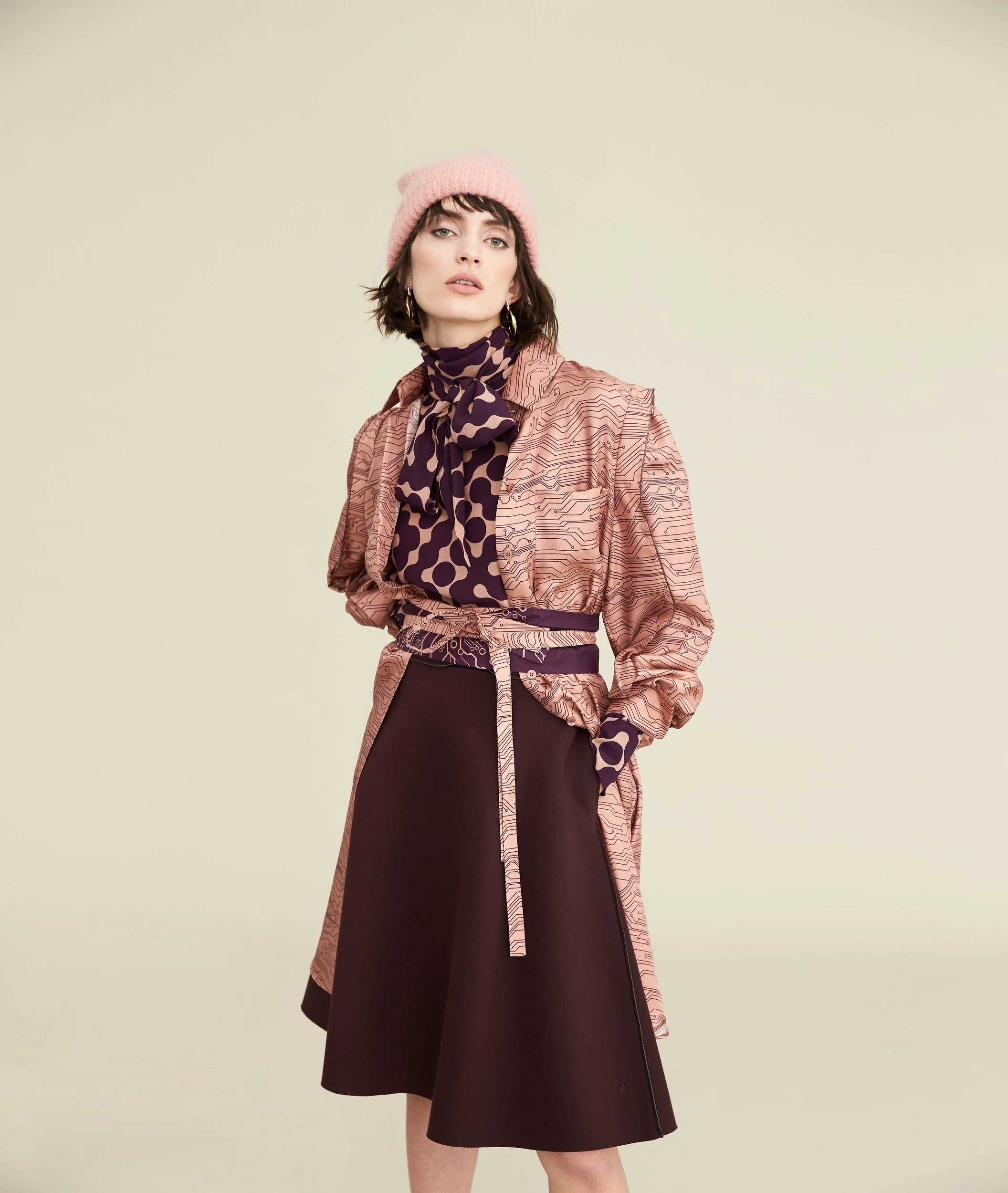 Hellmuth Lookbook 2019: Print-Mix BAGHIRA in Rosé und Weinrot mit rosafarbenem Beret