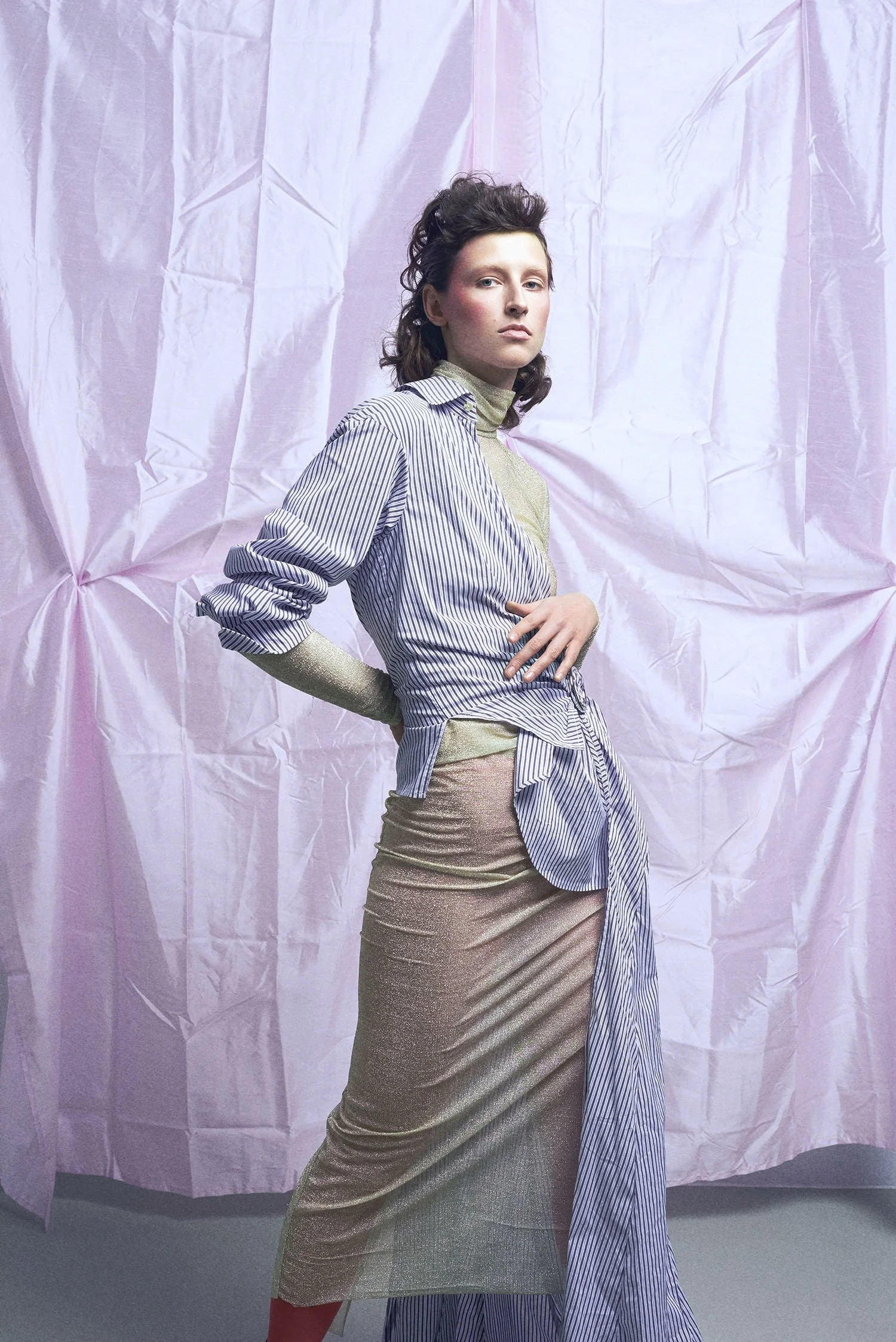 Model in Streifenbluse und Goldtop vor lila Stoff, Seifenblase überm Gesicht, Whitelies Eighties Vibes – Retusche Bildergut.