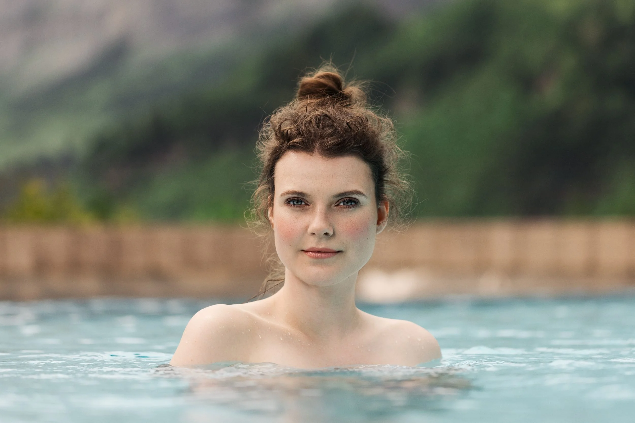 Frau im Thermalwasser mit hochgestecktem Haar
