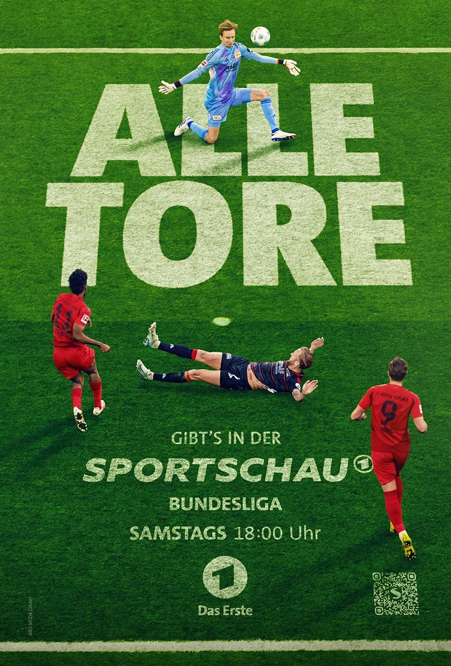 Fußballszene aus Vogelperspektive auf Rasen mit Schriftzug Alle Tore, ARD Sportschau Rückrunde – Composing von Bildergut.