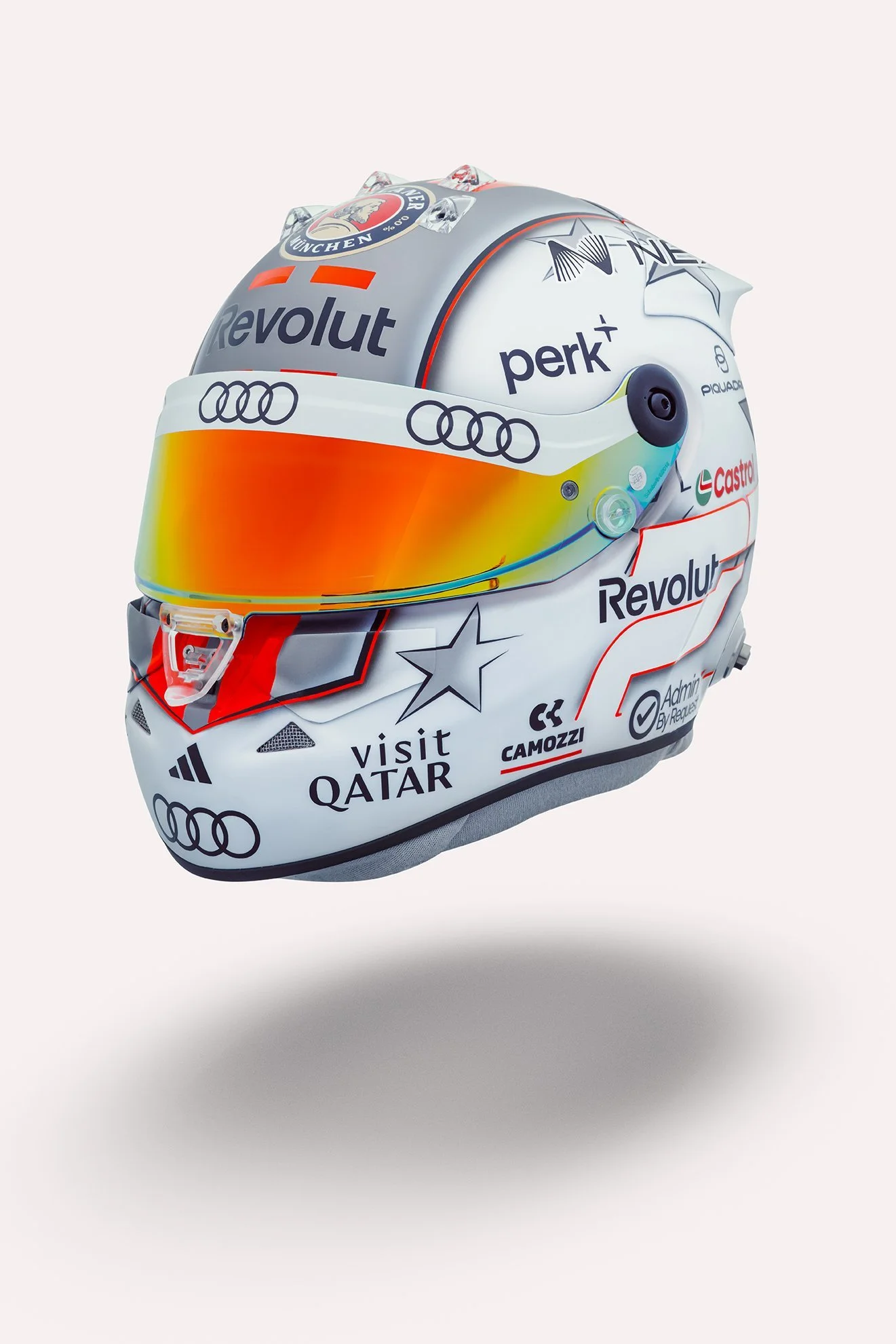 Silber-weißer Audi Revolut F1-Helm mit orangem Visier schwebend vor hellem Hintergrund – Retusche Bildergut.