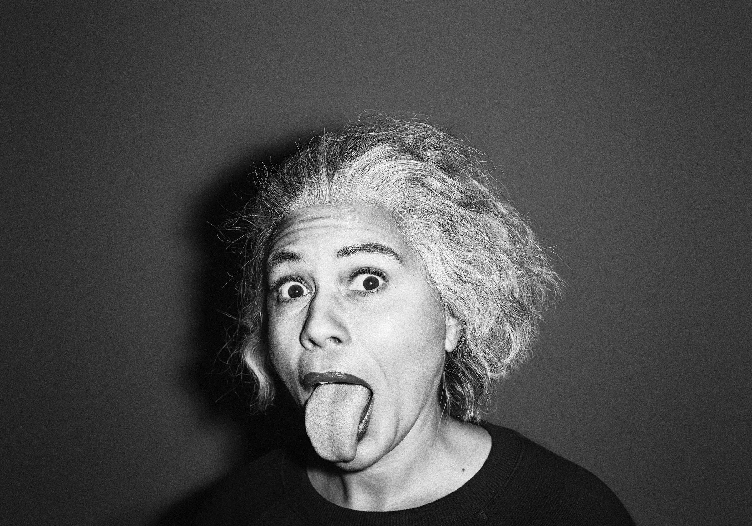 Schwarz-Weiß-Porträt eines Manns als Einstein mit herausgestreckter Zunge, Kampagne für den Art Directors Club – Retusche Bildergut.