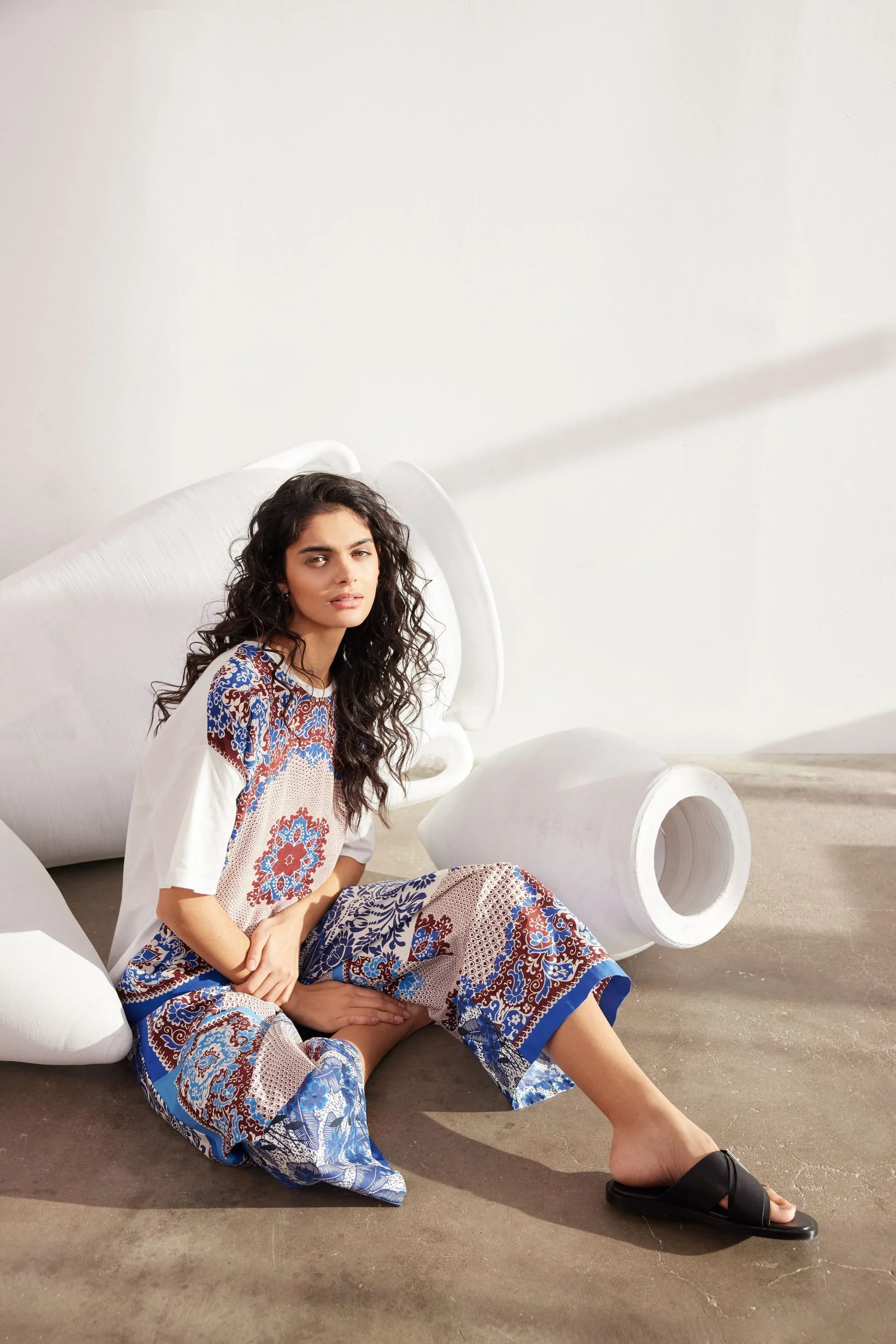 Modehaus Zinser Frühjahr-Sommer 2024: Ornament-Look an eine Amphore gelehnt