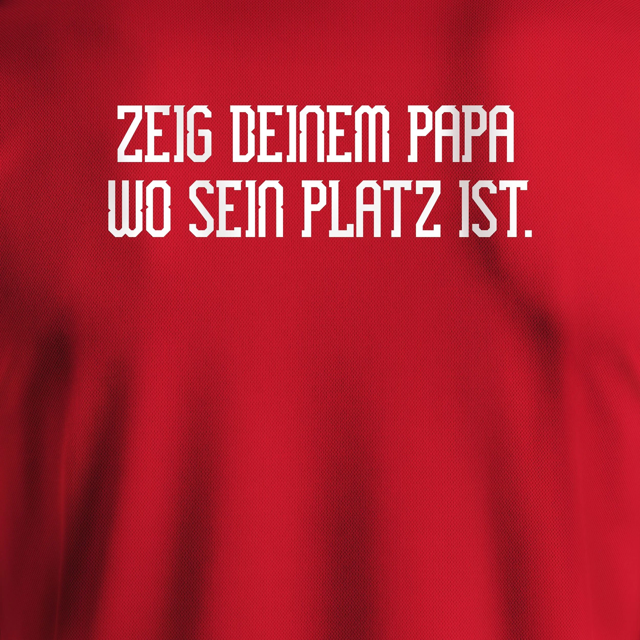 20 Minuten WM-Tippspiel: Rotes Schweizer Trikot in Nahaufnahme, weisse Flockschrift "Zeig deinem Papa wo sein Platz ist."