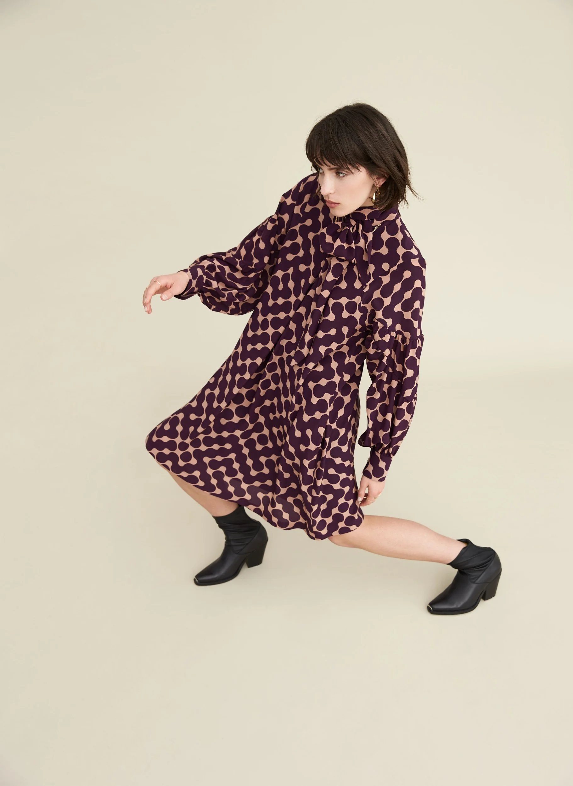 Hellmuth Lookbook 2019: weinrot kariertes Kleid KUDO in Bewegung vor cremefarbenem Grund