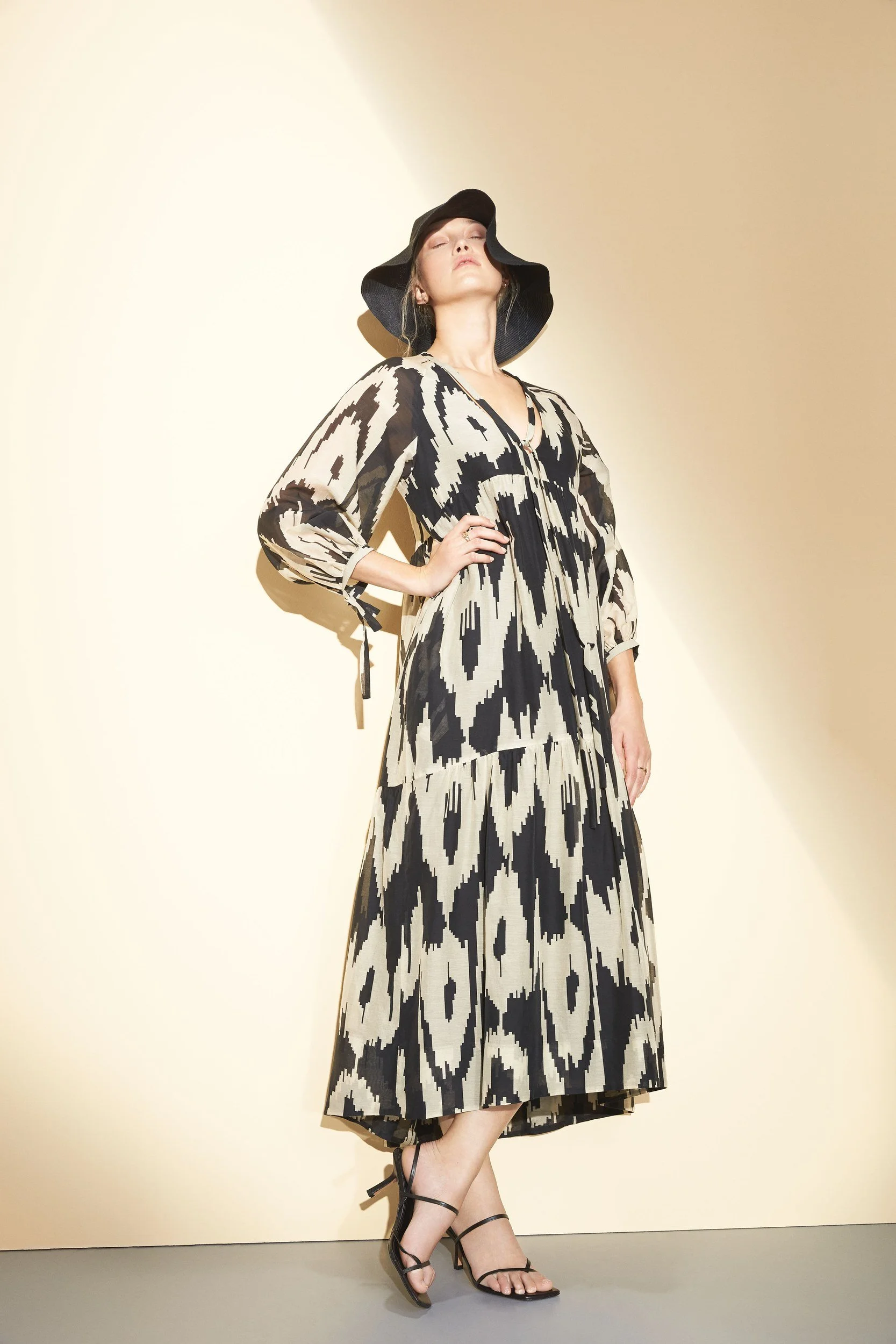 Hellmuth Lookbook SS20: Ikat-Maxikleid DOLCE mit schwarzem Hut, stehend