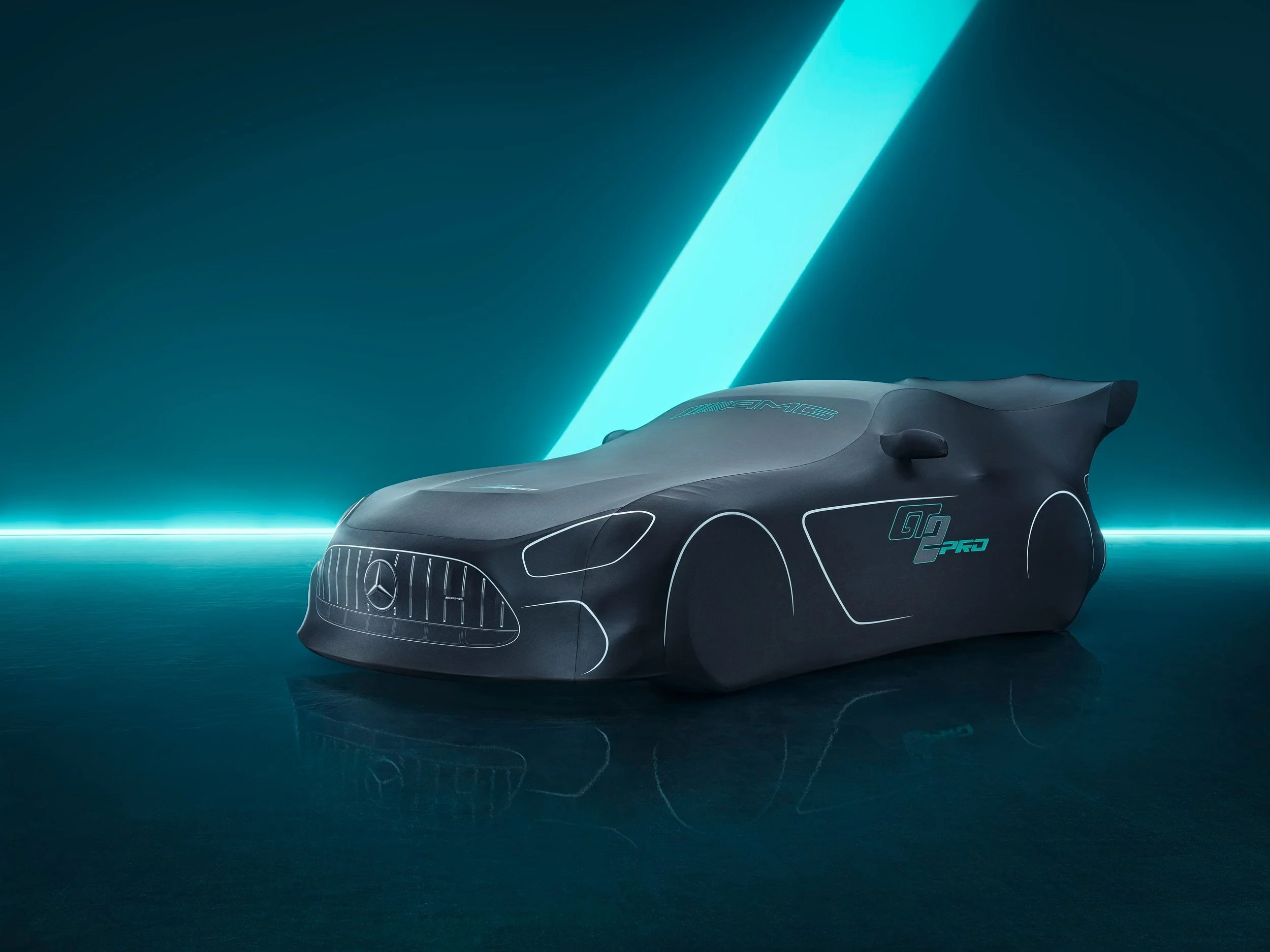 Mercedes-AMG GT2 Pro unter Stoffplane im türkisen Neonlicht, Sportwagen-Silhouette – Composing Bildergut.