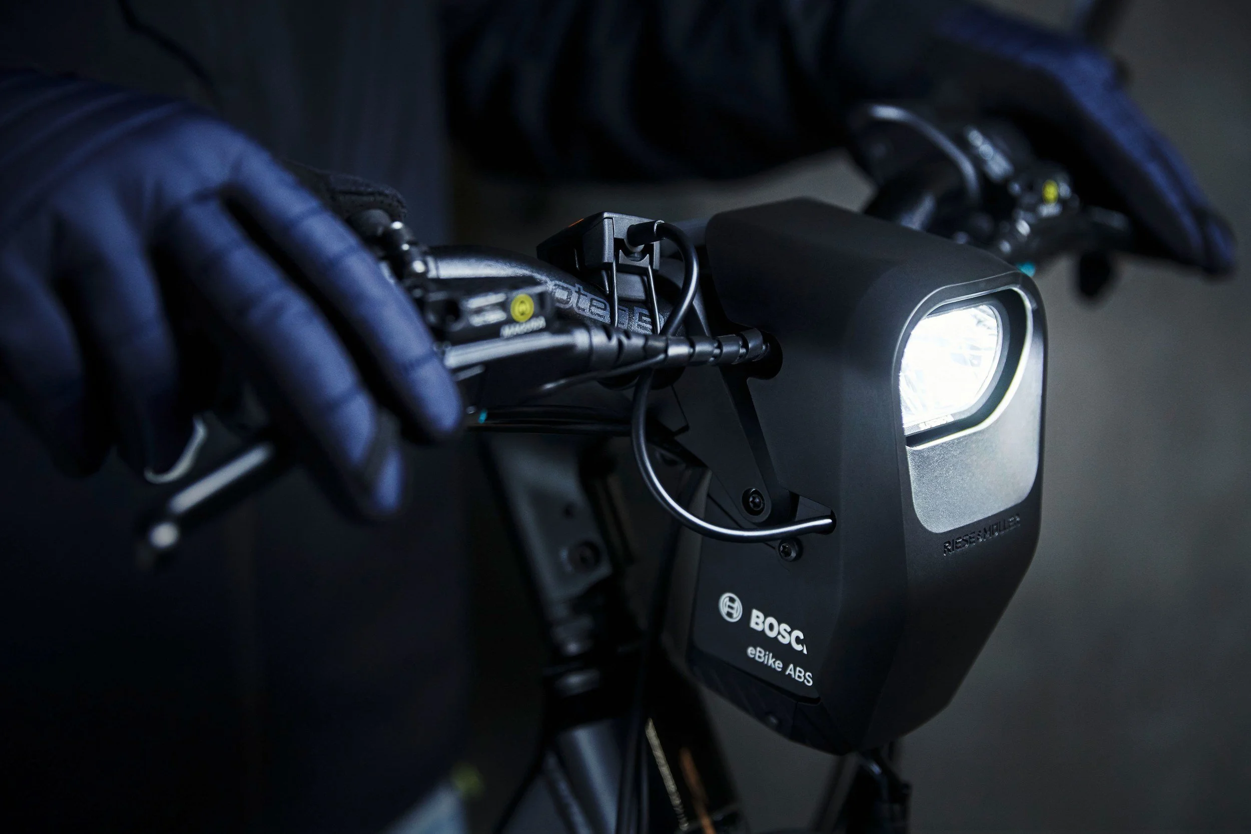Bosch-Frontlicht am Lenker leuchtet