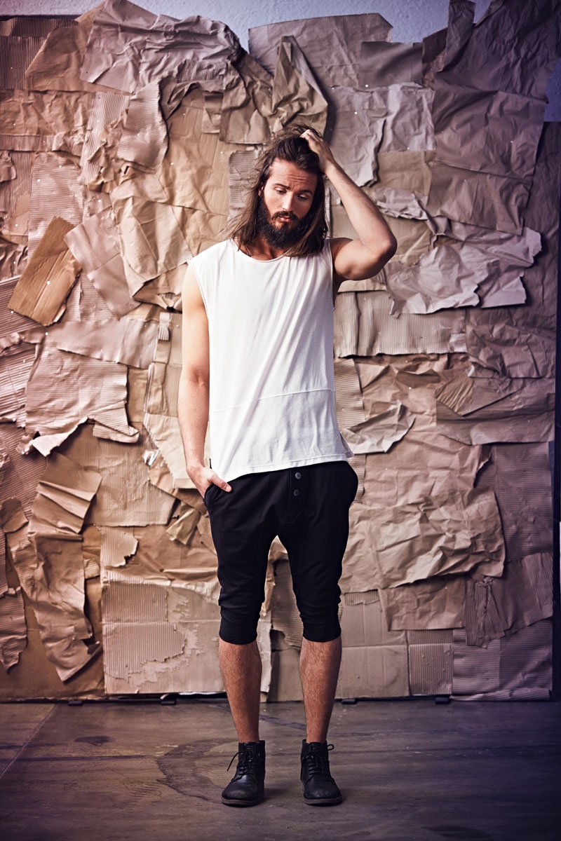 Paar in Erdtönen entspannt auf Holzterrasse über den Dächern, Simon Èse Sommer 16 Lookbook – Retusche Bildergut.