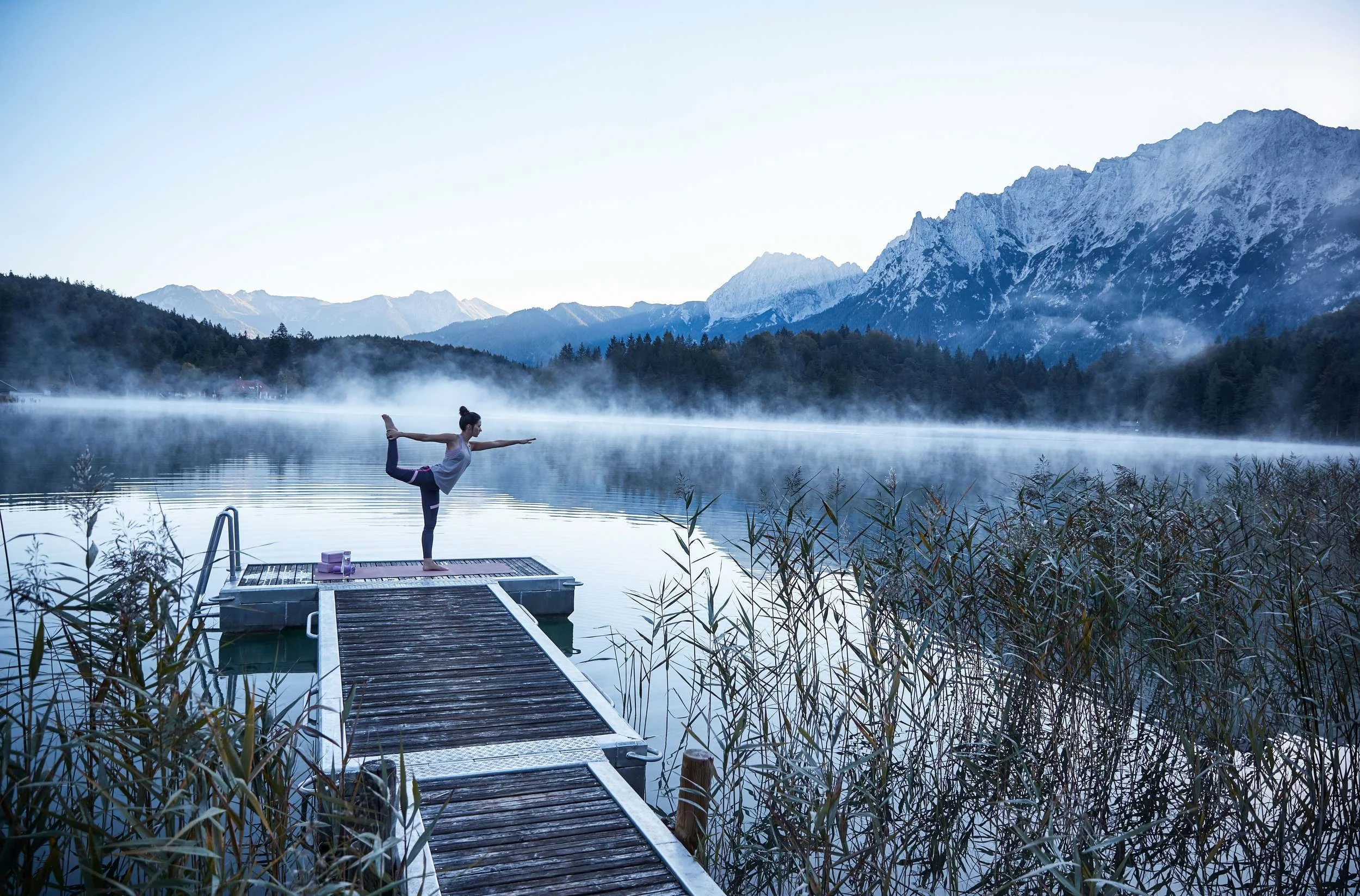 Yoga auf Steg im Morgennebel, Bergsee mit Alpenpanorama