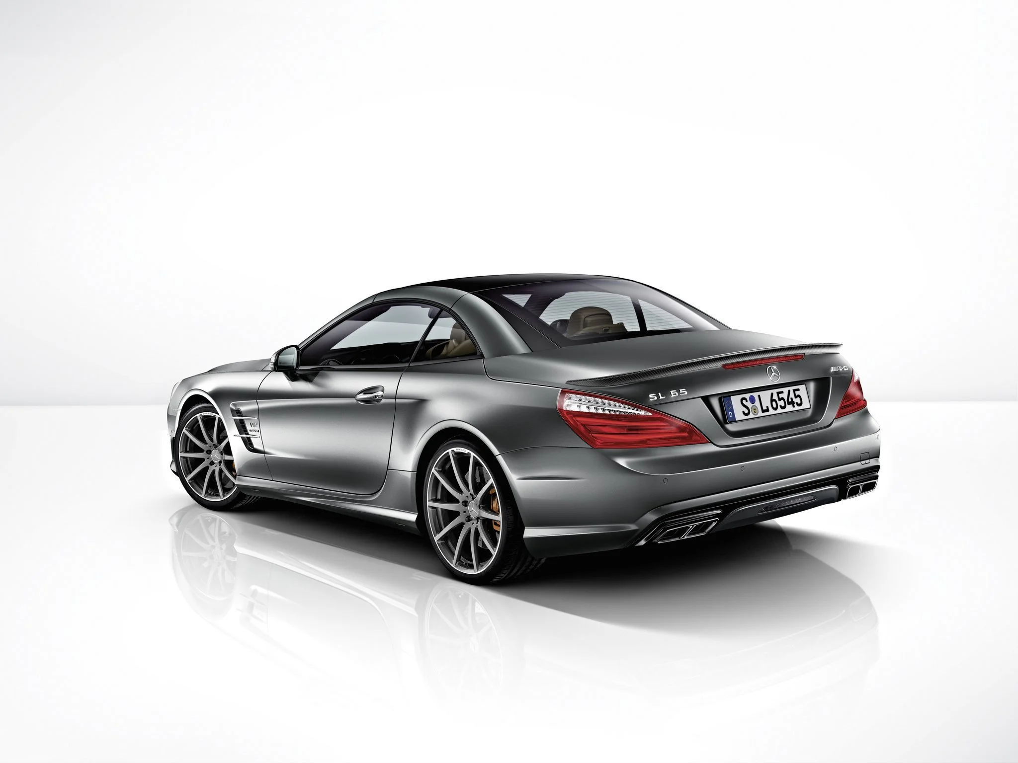Grauer Mercedes SL 65 AMG in Heckansicht vor weißem Studiohintergrund mit Spiegelung – Retusche Bildergut.