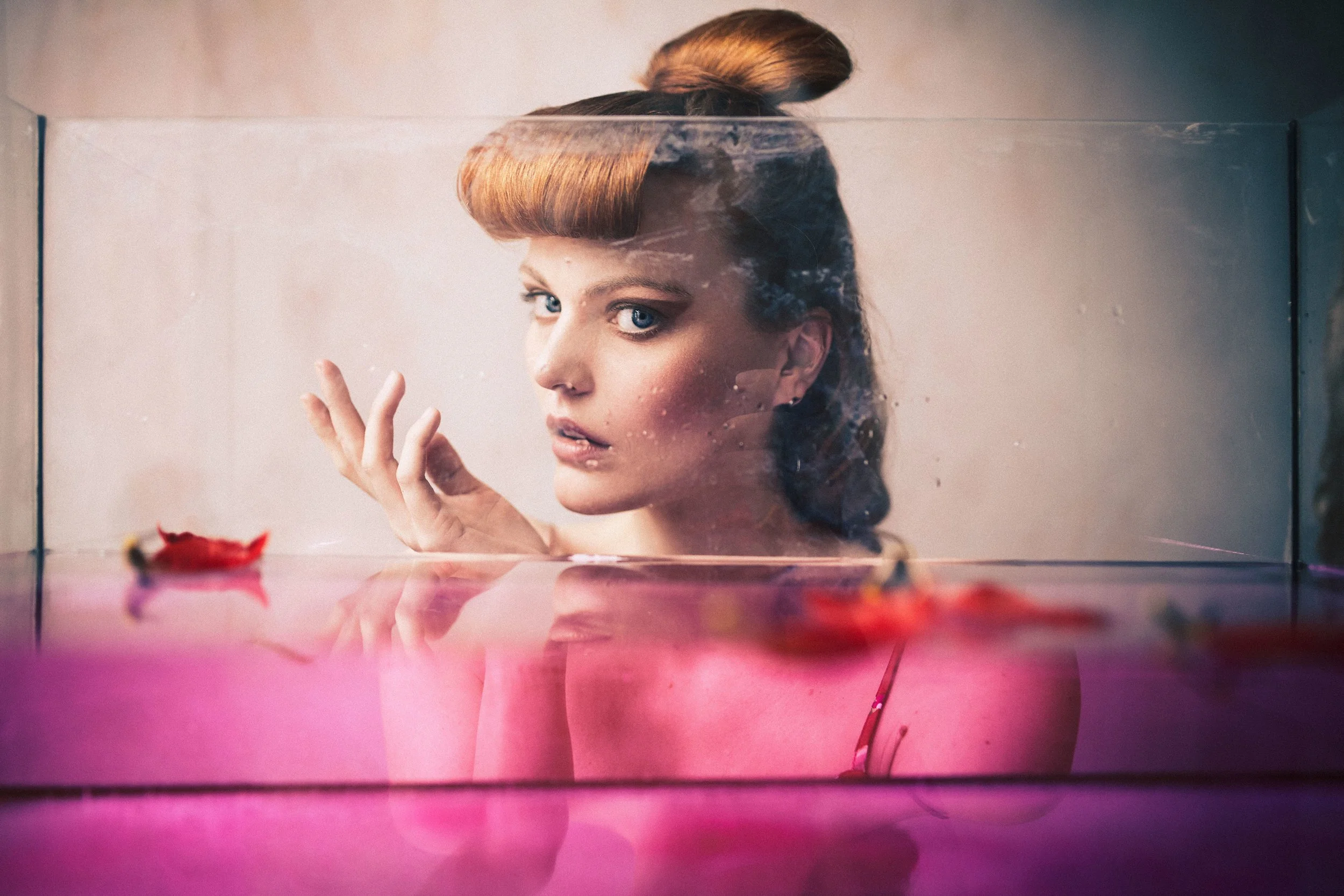 Rothaariges Model mit Hochsteckfrisur hinter pinkfarbenem Wassertank, Beauty-Strecke für Lucy´s Mag – Retusche Bildergut.