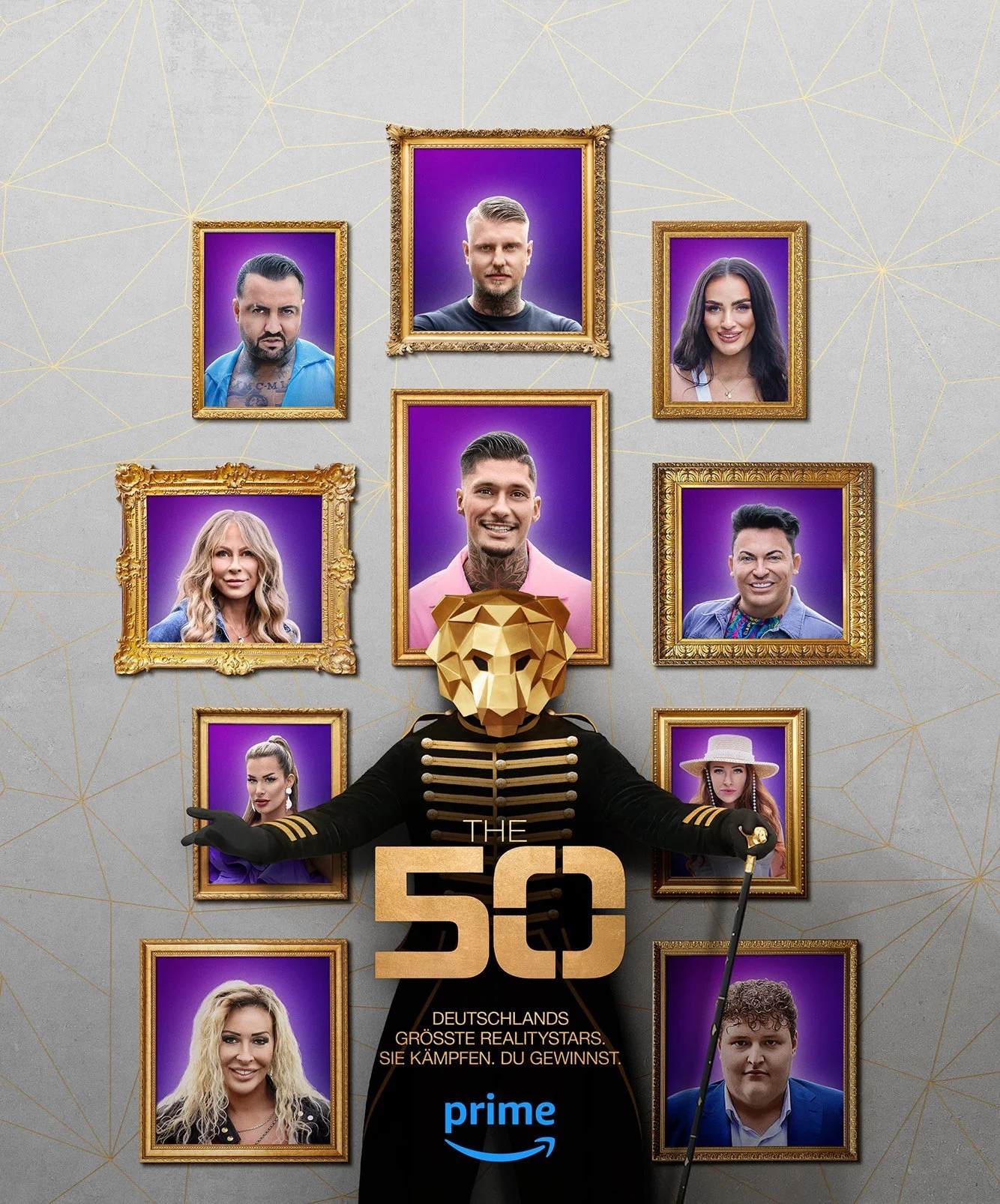 Realitystars in goldenen Rahmen auf grauer Wand, maskierter Zeremonienmeister im Zentrum, Amazon Prime The 50 Staffel 1 – Composing Bildergut.