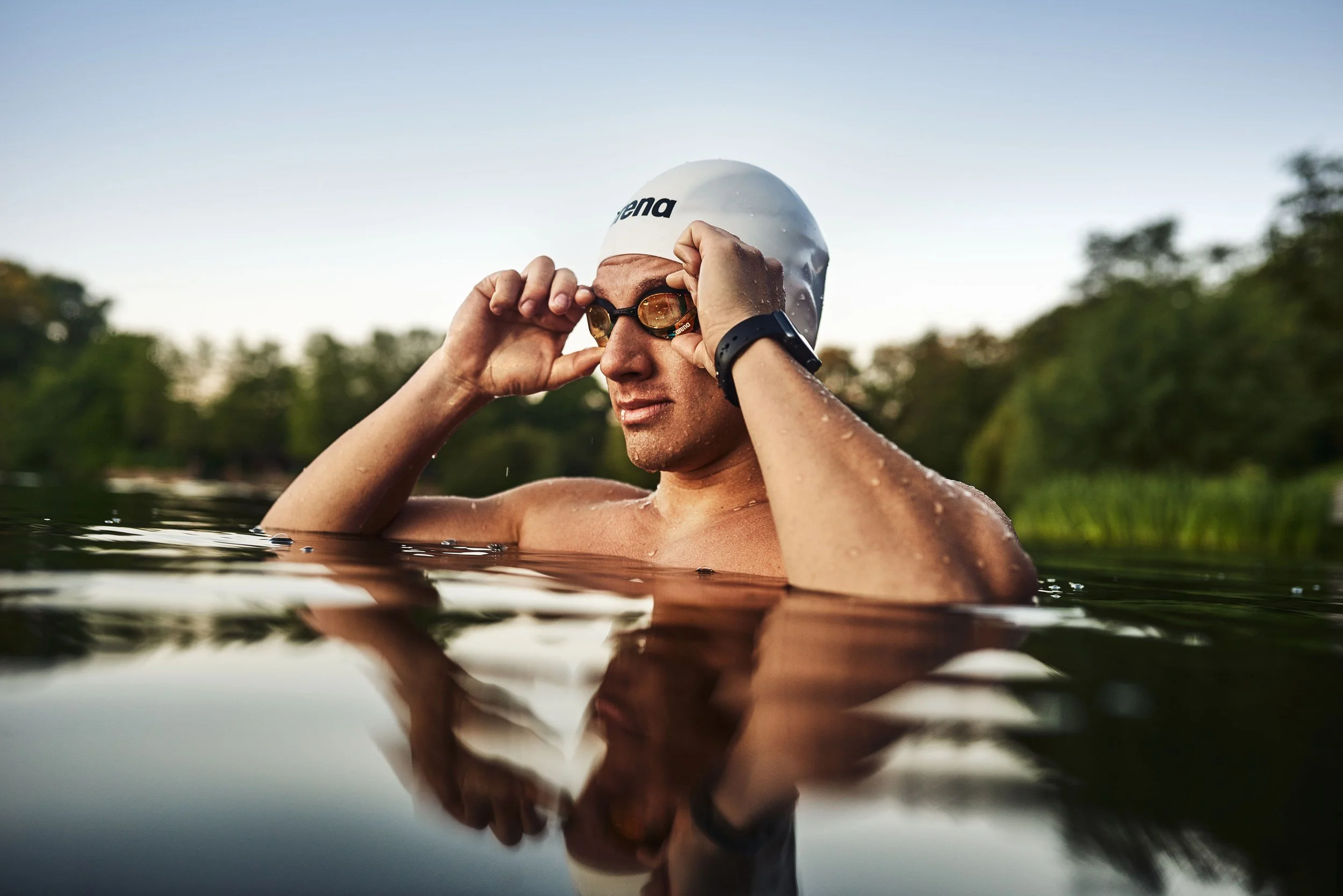Schwimmer-Editorial von Tim Wendrich: Porträt halb im Wasser, die Schwimmbrille zurechtrückend
