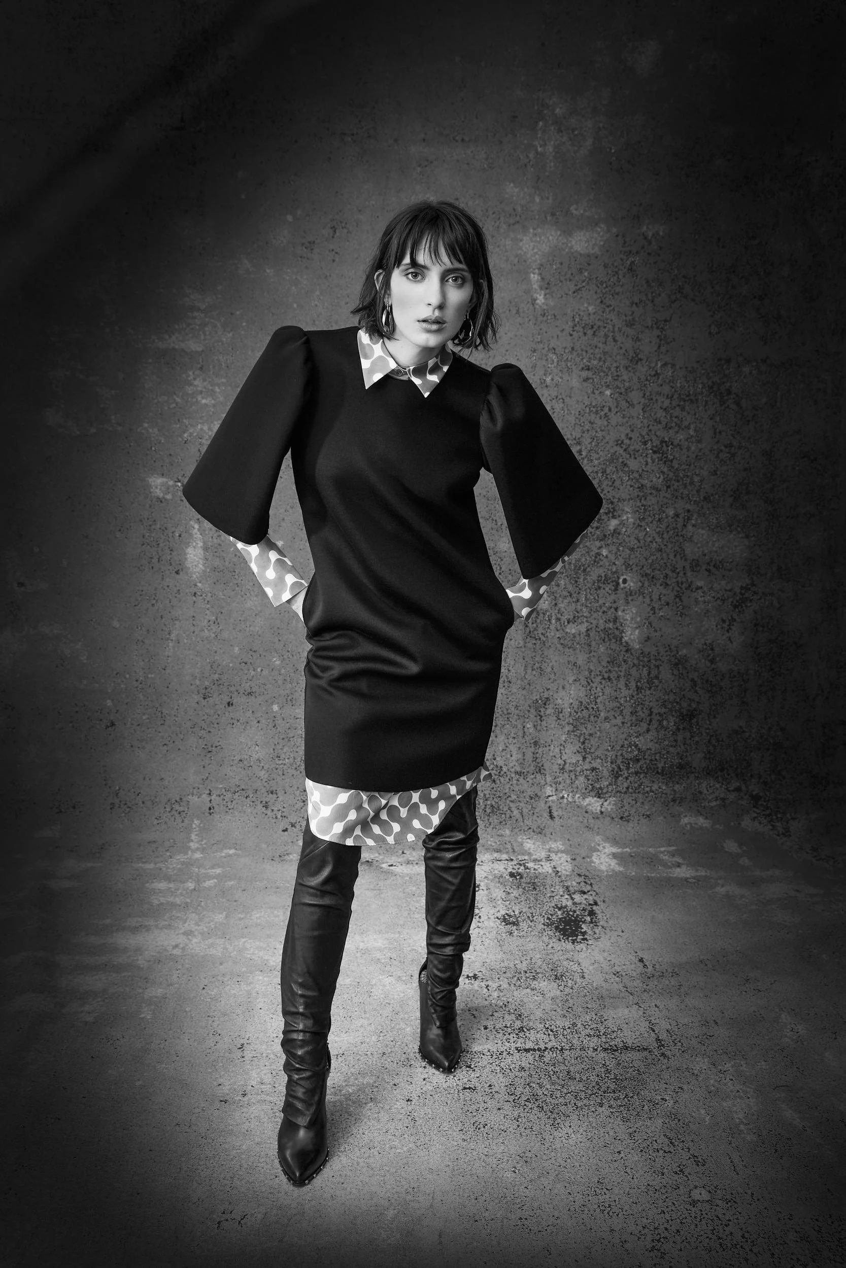 Hellmuth Lookbook 2019: Schwarzweiß-Porträt im Look COSIMA, Kleid mit weißem Kragen und Overknee-Stiefeln