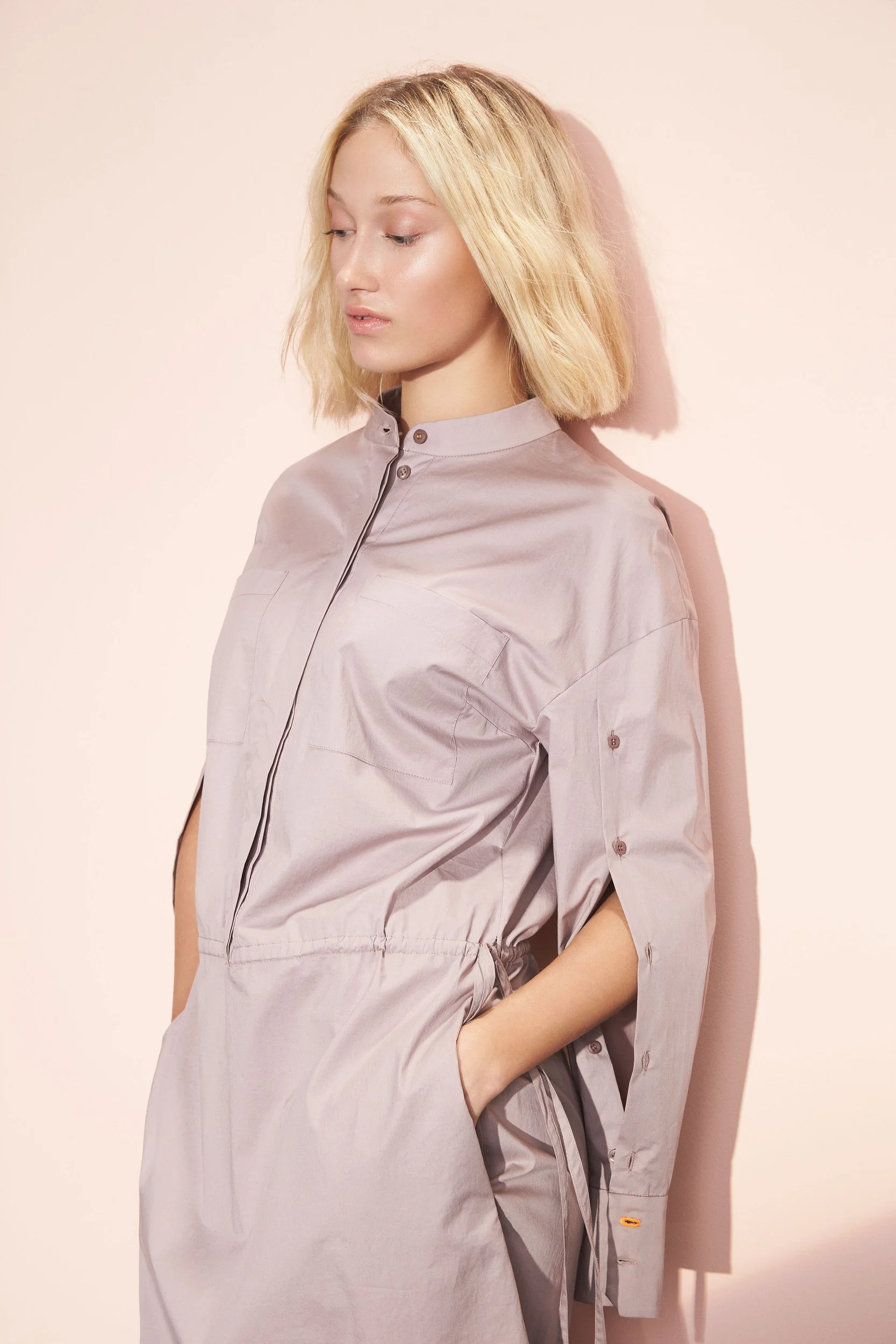 Hellmuth Lookbook SS20: Blusenkleid DUSTY in Taupe, frontal stehend