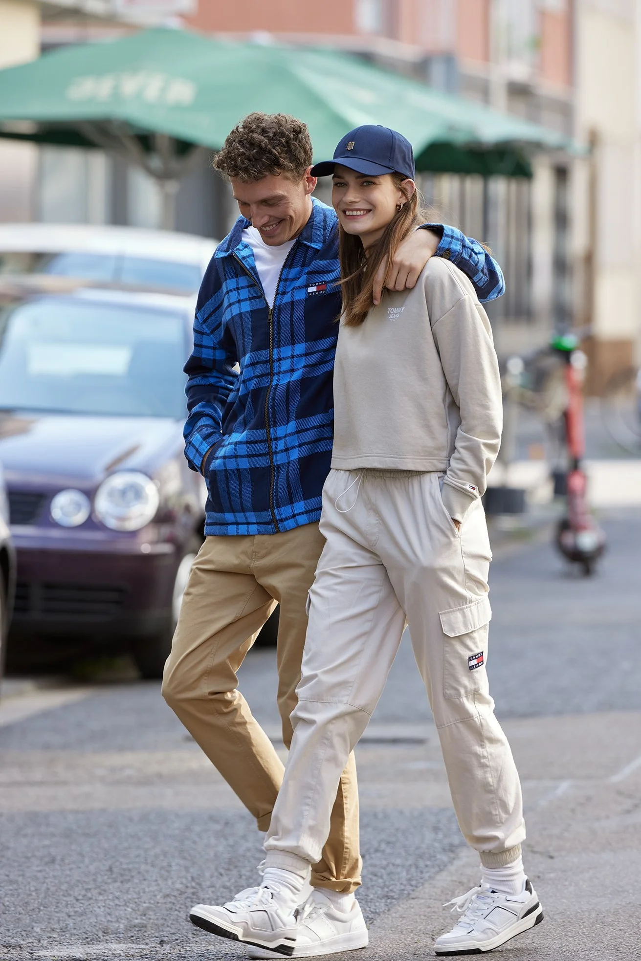Junges Paar in Streetwear beim Bummel durch die Stadt, Trendkampagne Herbst-Winter 2022 für Zinser – Retusche Bildergut.