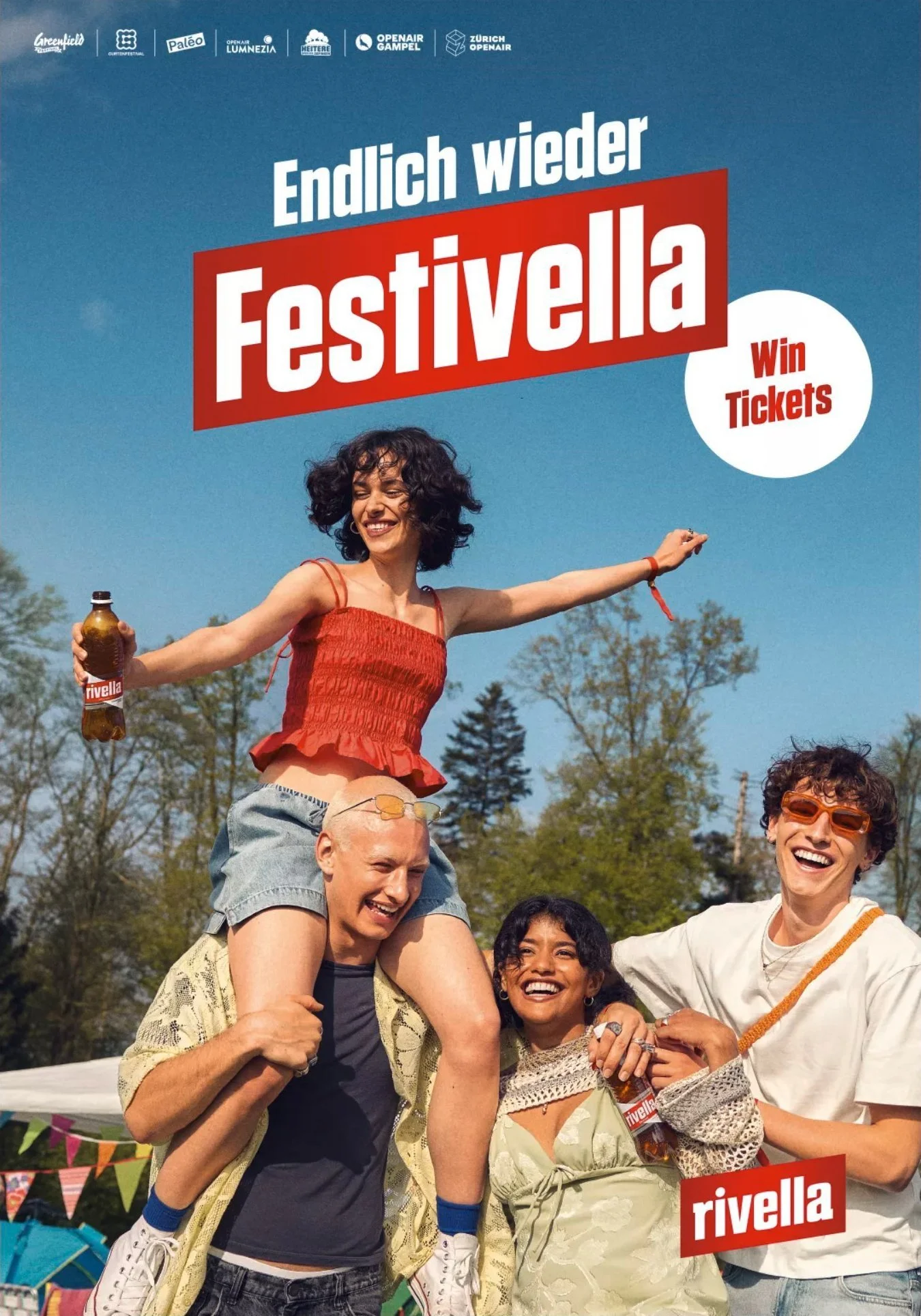 Junge Festivalgäste feiern mit Rivella-Flaschen unter blauem Himmel, Festivella-Plakat – Retusche Bildergut.