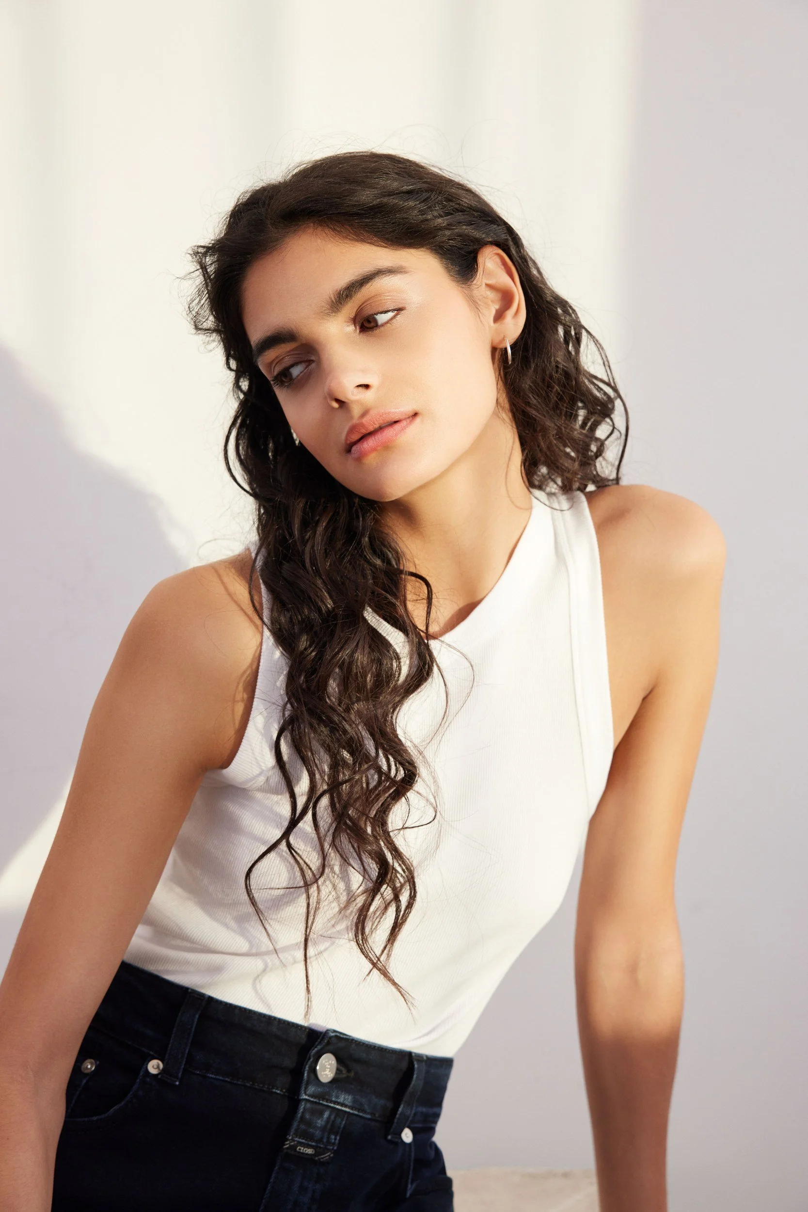 Modehaus Zinser Frühjahr-Sommer 2024: weißes Tanktop zu dunkler Jeans im Porträt